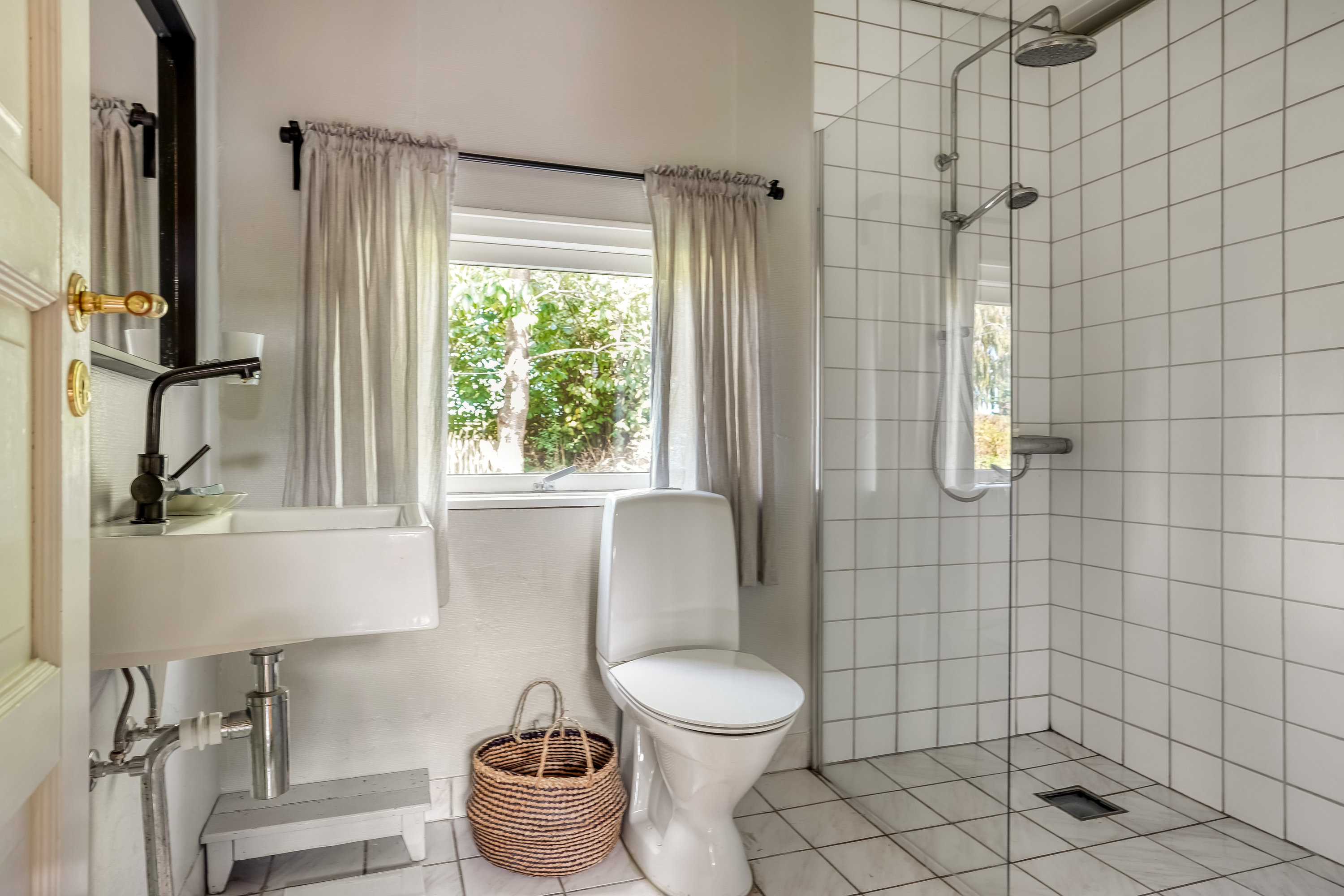 Fremhævet badeværelse billede i fuldskærmstilstand. Billede af Ø.Strandløkkevej 3, 5300 Kerteminde