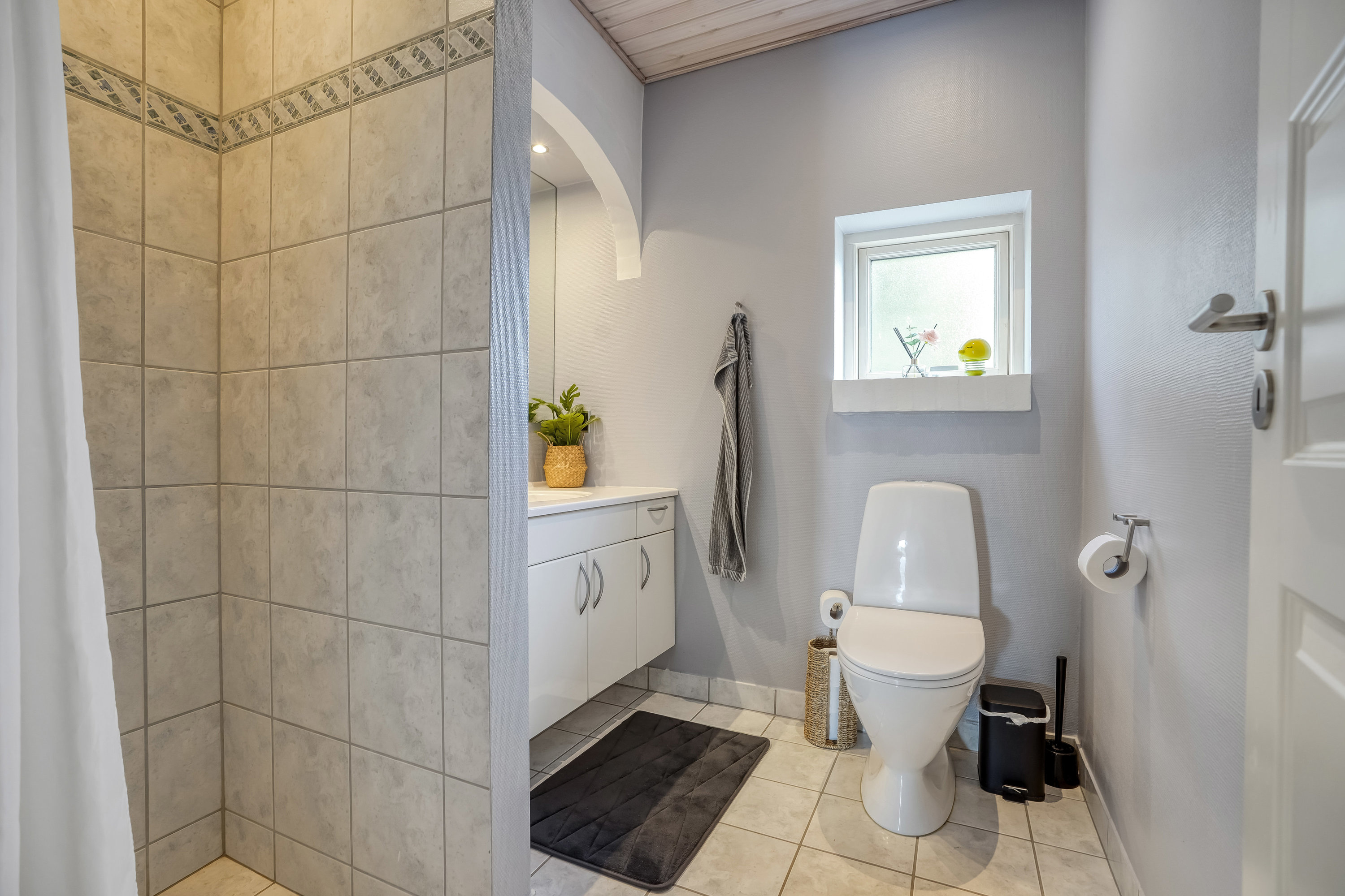 Fremhævet badeværelse billede i fuldskærmstilstand. Billede af Kirkelundvej 28, Bellinge, 5250 Odense SV