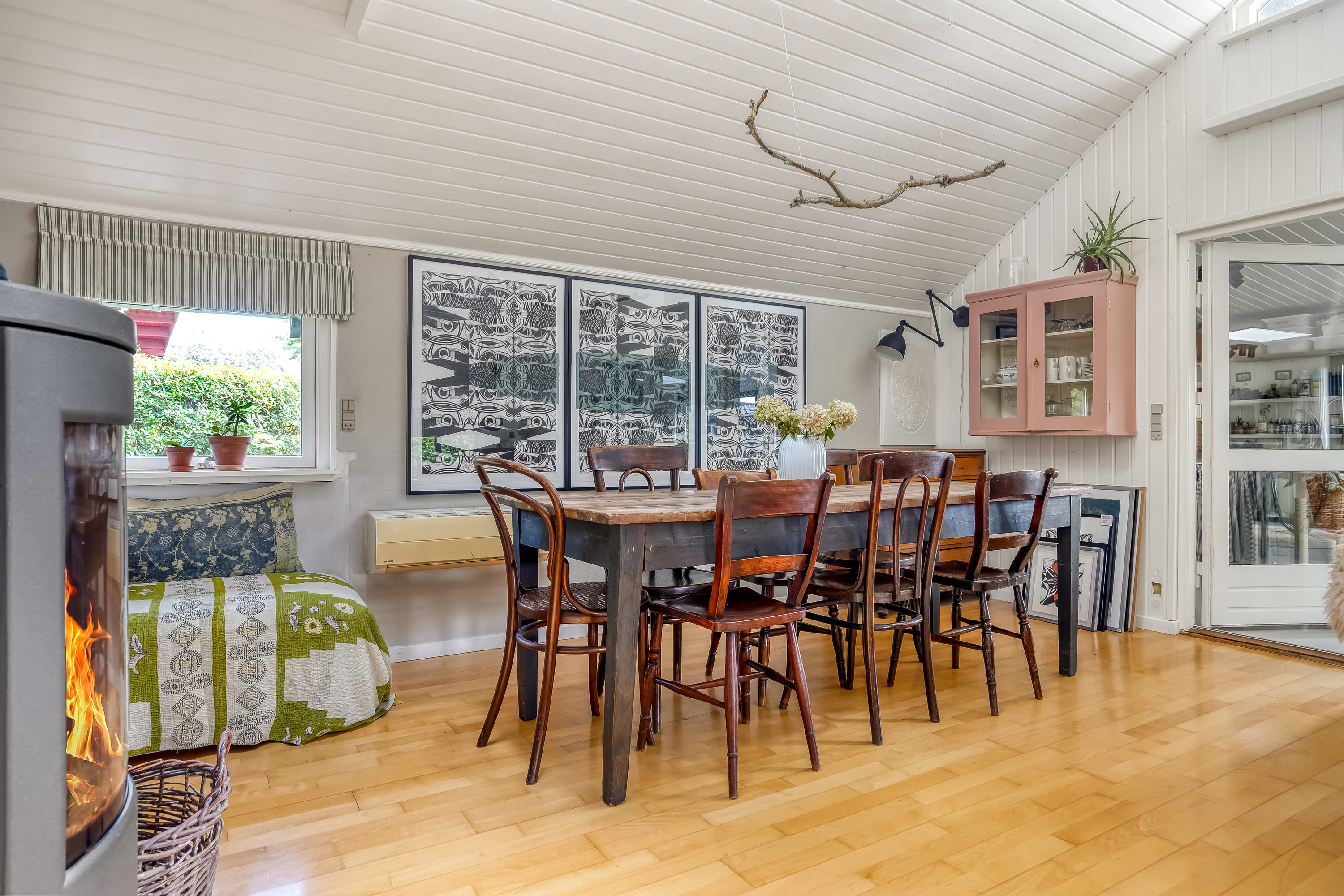 Fremhævet stue billede i fuldskærmstilstand. Billede af Ø.Strandløkkevej 3, 5300 Kerteminde