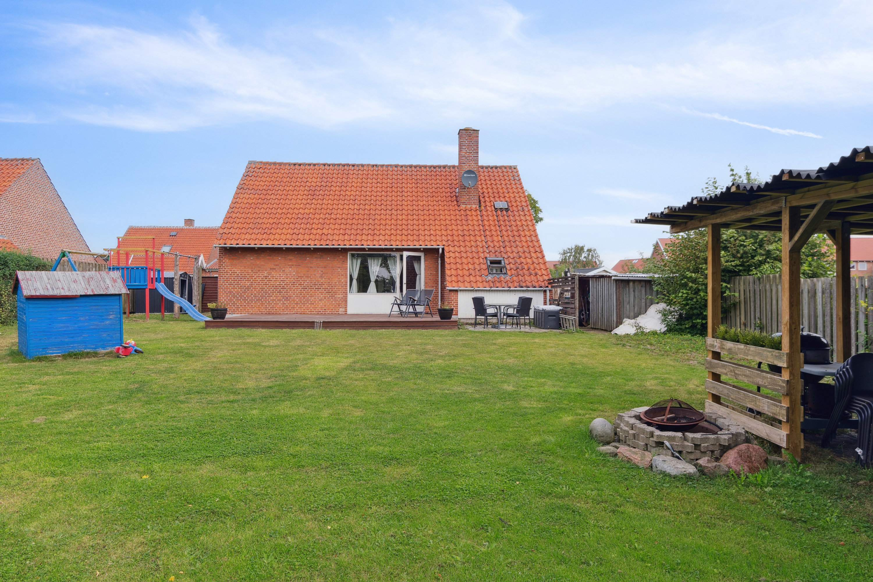 Fremhævet set fra haven billede i fuldskærmstilstand. Billede af Rønne Allé 22, 2605 Brøndby