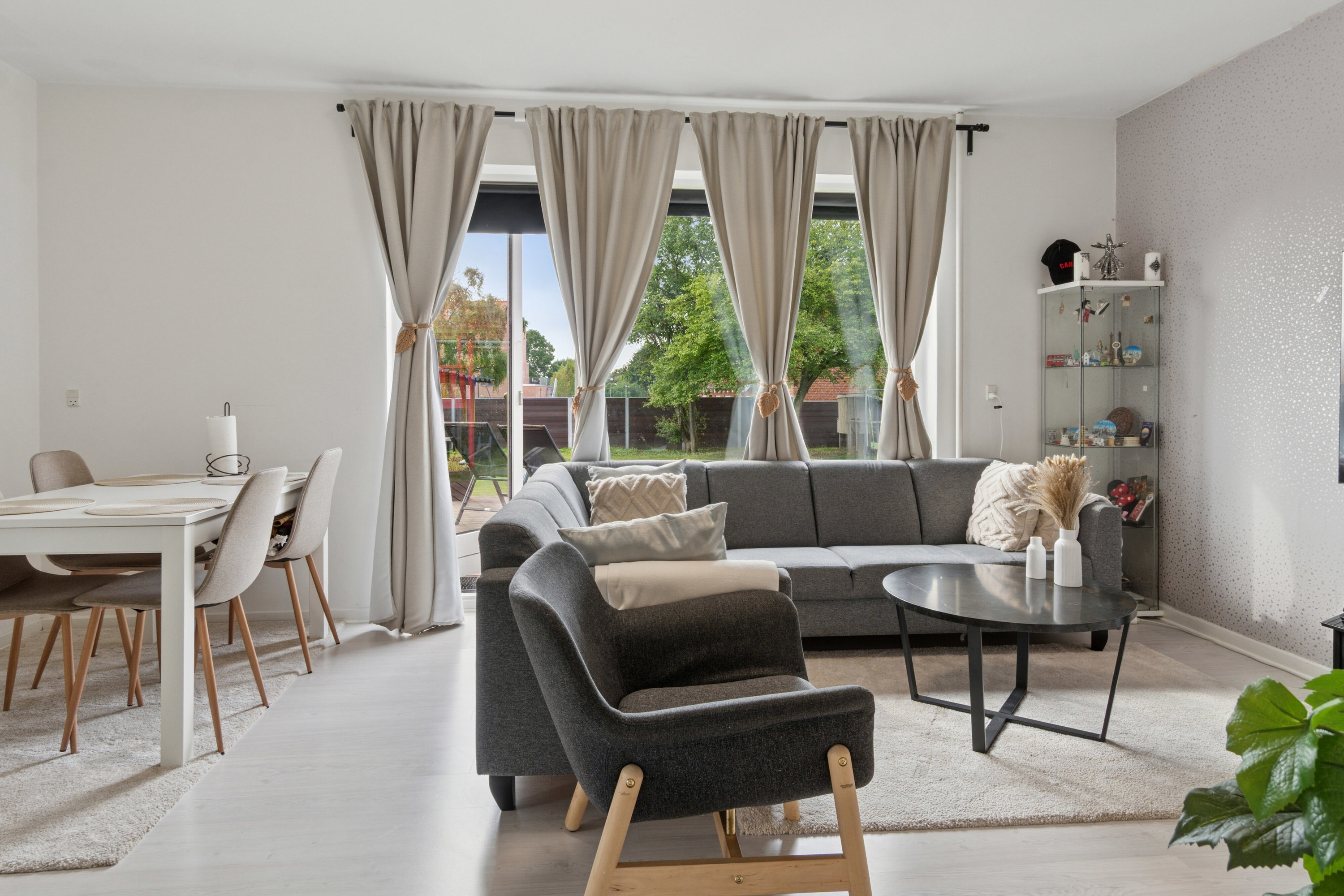 Fremhævet stue billede i fuldskærmstilstand. Billede af Rønne Allé 22, 2605 Brøndby