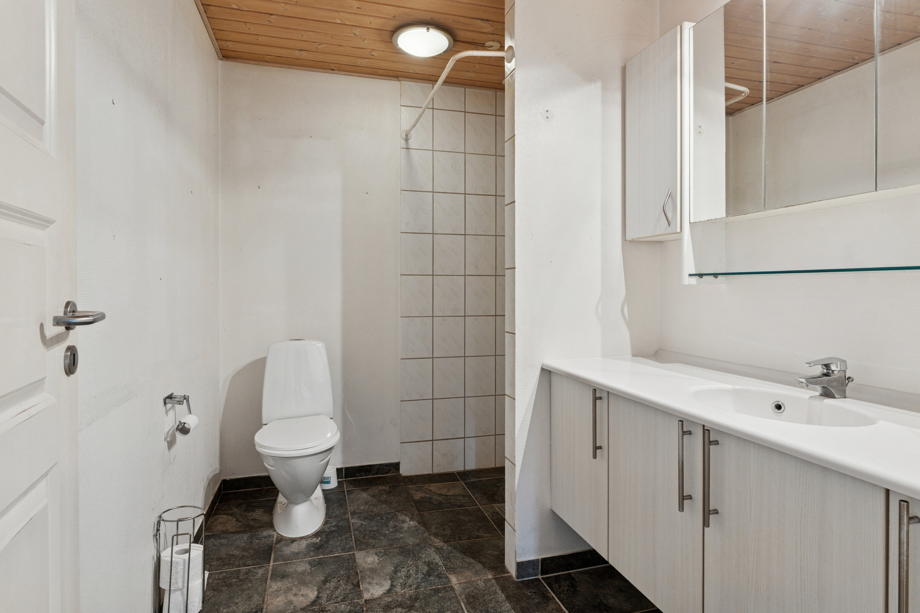 Fremhævet badeværelse billede i fuldskærmstilstand. Billede af Kastrupparken 7, 4760 Vordingborg