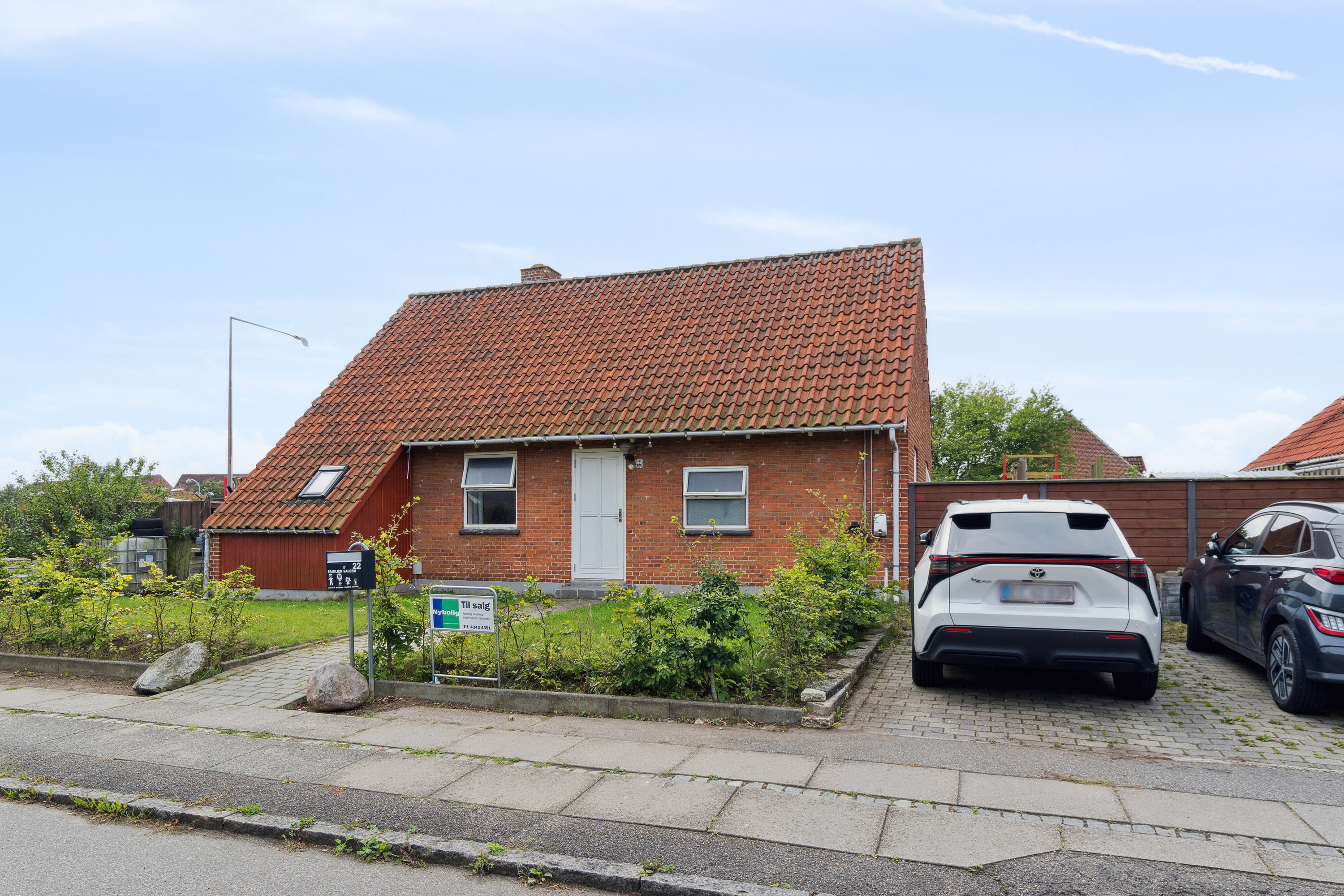 Fremhævet set fra vejen billede i fuldskærmstilstand. Billede af Rønne Allé 22, 2605 Brøndby