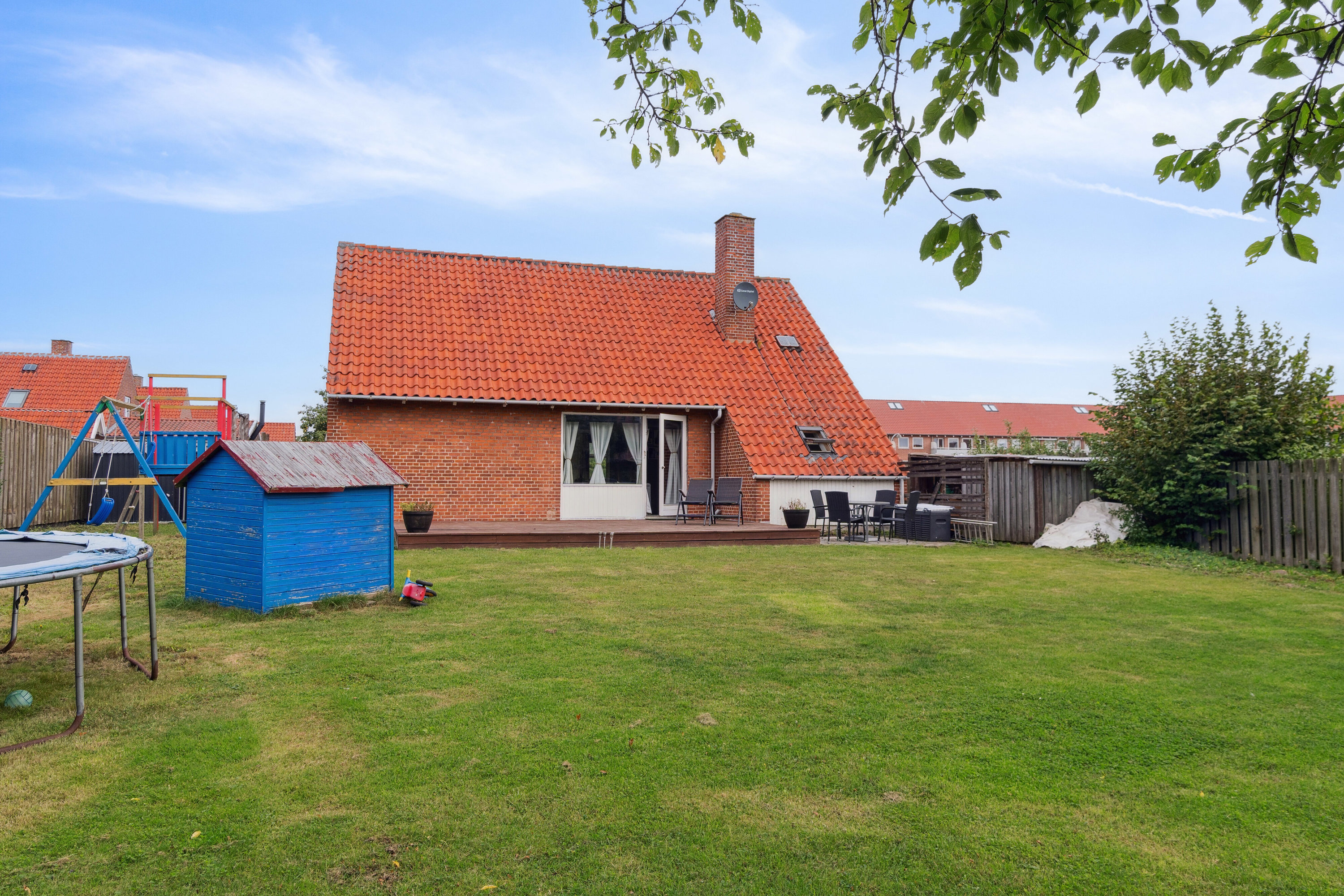 Fremhævet set fra haven billede i fuldskærmstilstand. Billede af Rønne Allé 22, 2605 Brøndby