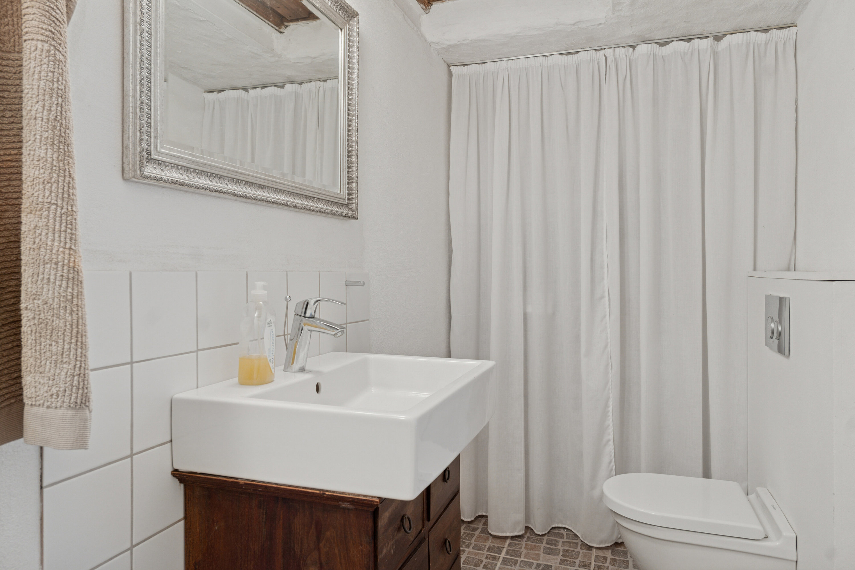 Fremhævet badeværelse billede i fuldskærmstilstand. Billede af Strandvejen 97, Lønstrup, 9800 Hjørring