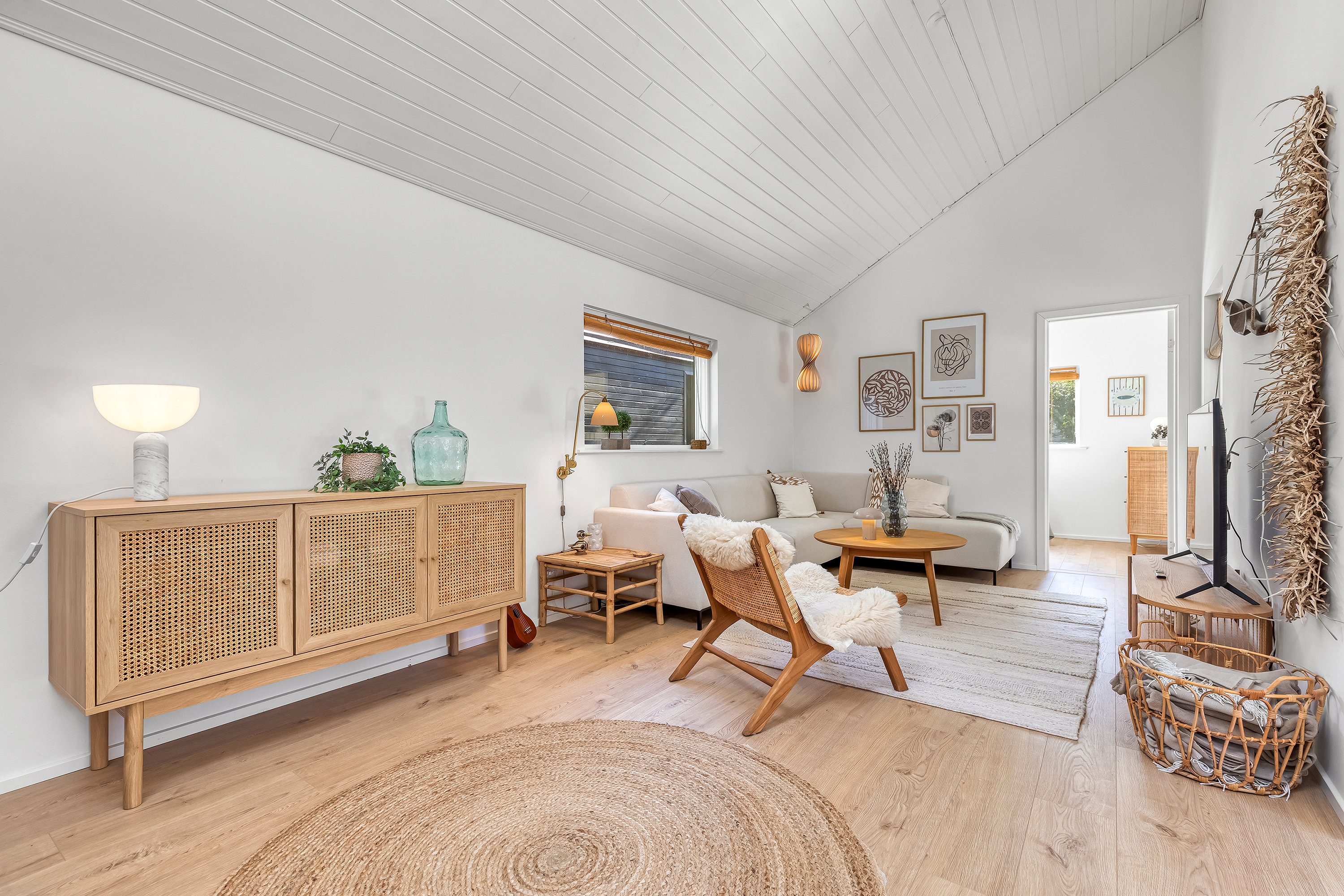 Fremhævet stue billede i fuldskærmstilstand. Billede af Åvej 6, Rågeleje, 3210 Vejby