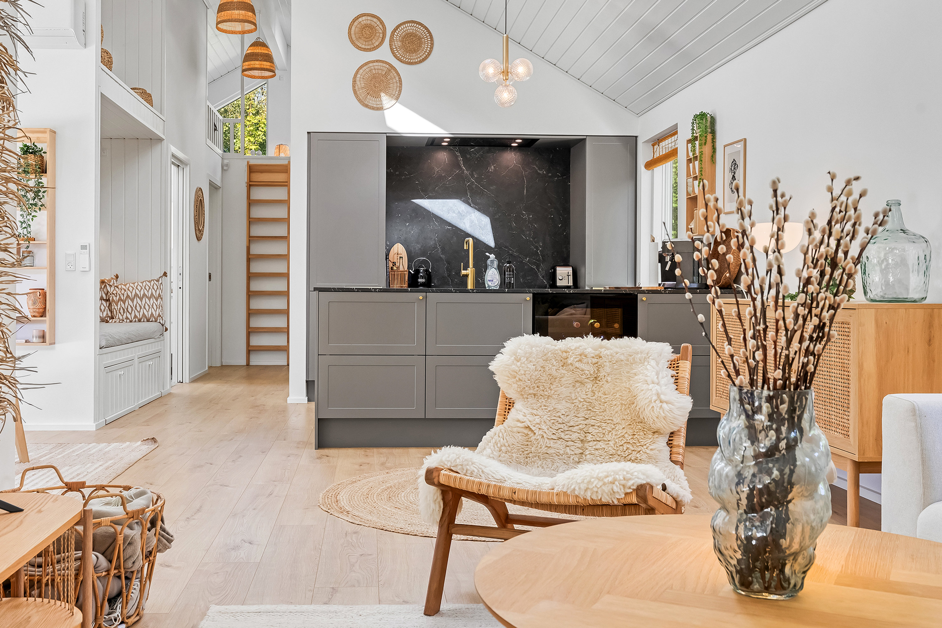 Fremhævet stue billede i fuldskærmstilstand. Billede af Åvej 6, Rågeleje, 3210 Vejby