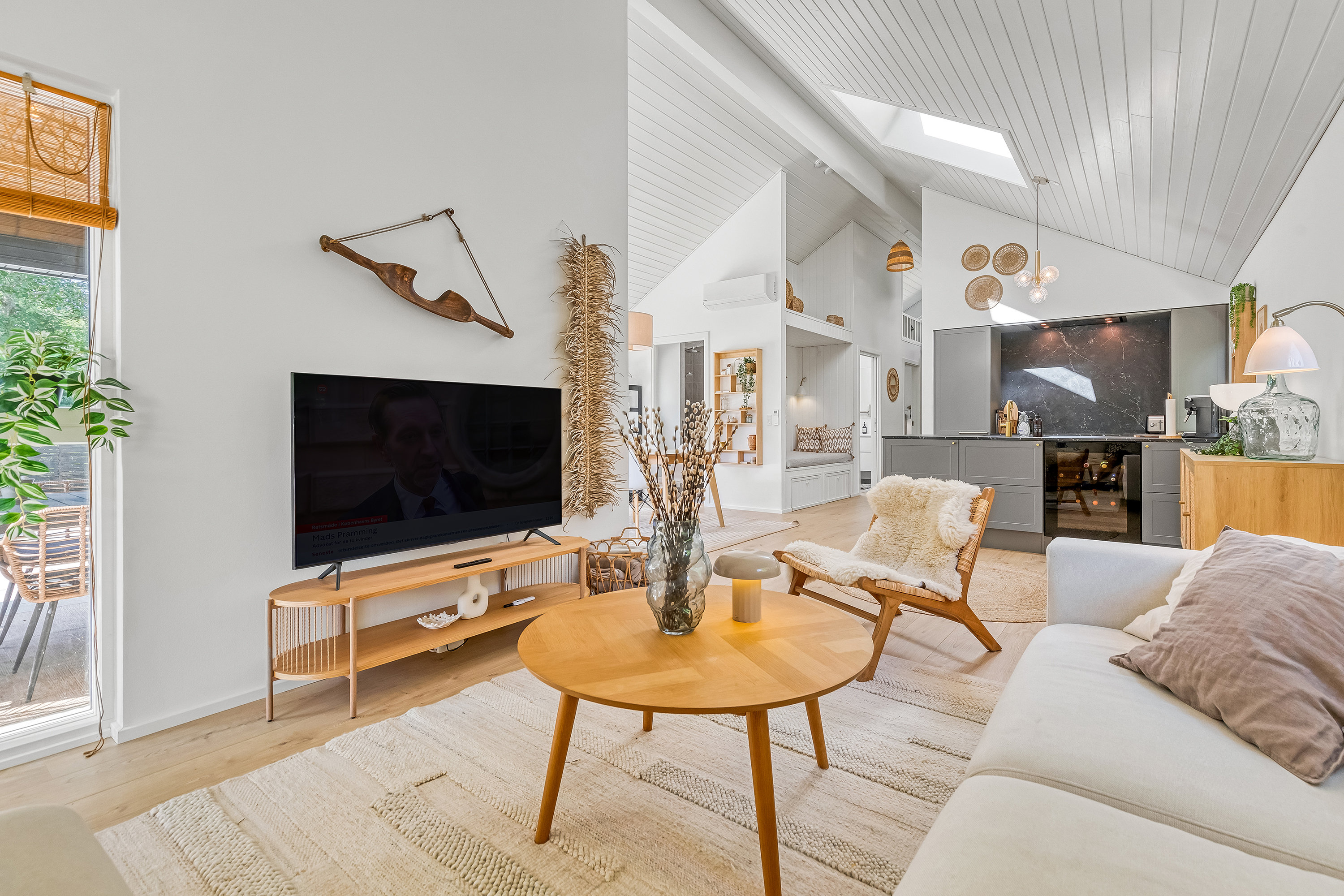 Fremhævet stue billede i fuldskærmstilstand. Billede af Åvej 6, Rågeleje, 3210 Vejby