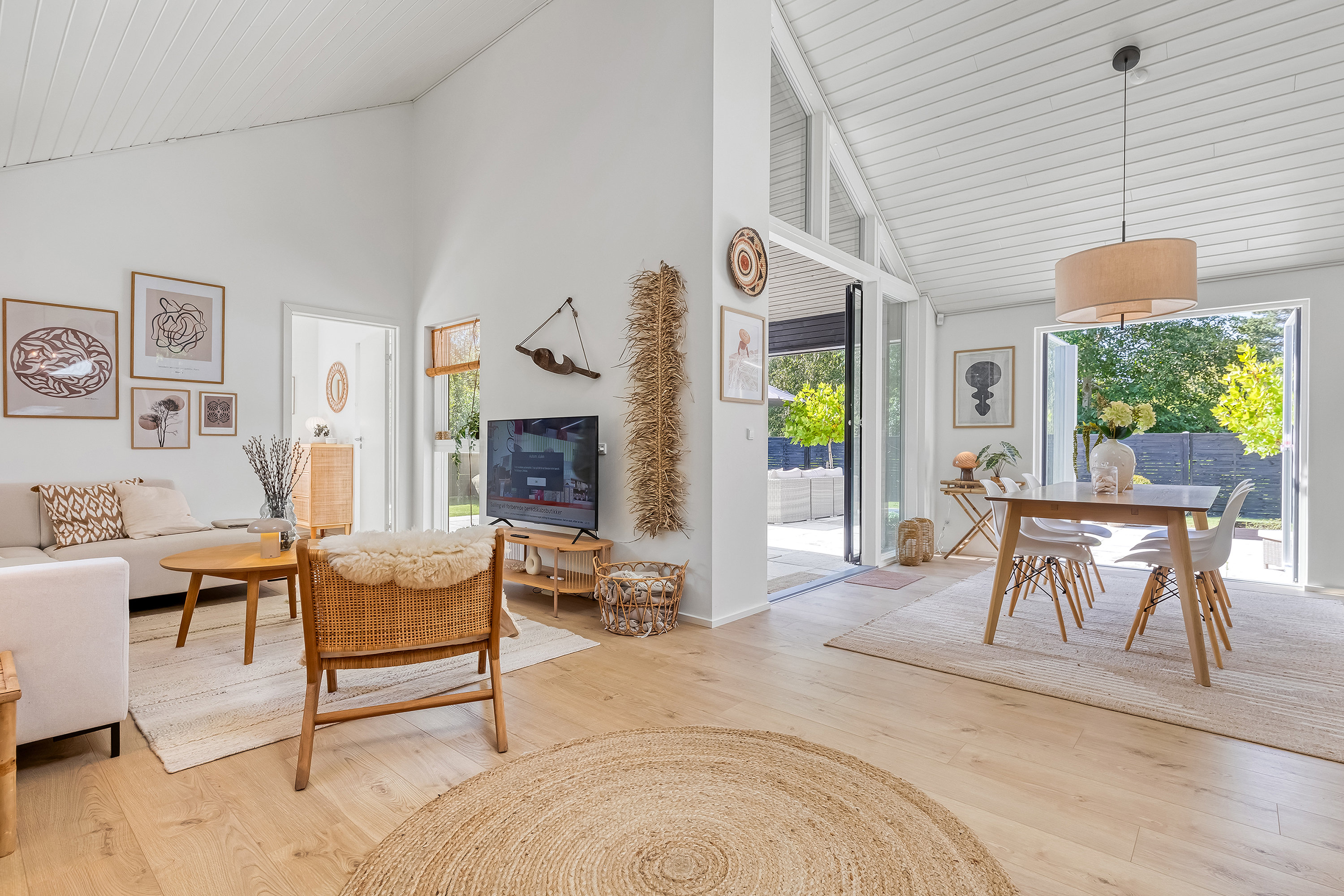 Fremhævet stue billede i fuldskærmstilstand. Billede af Åvej 6, Rågeleje, 3210 Vejby