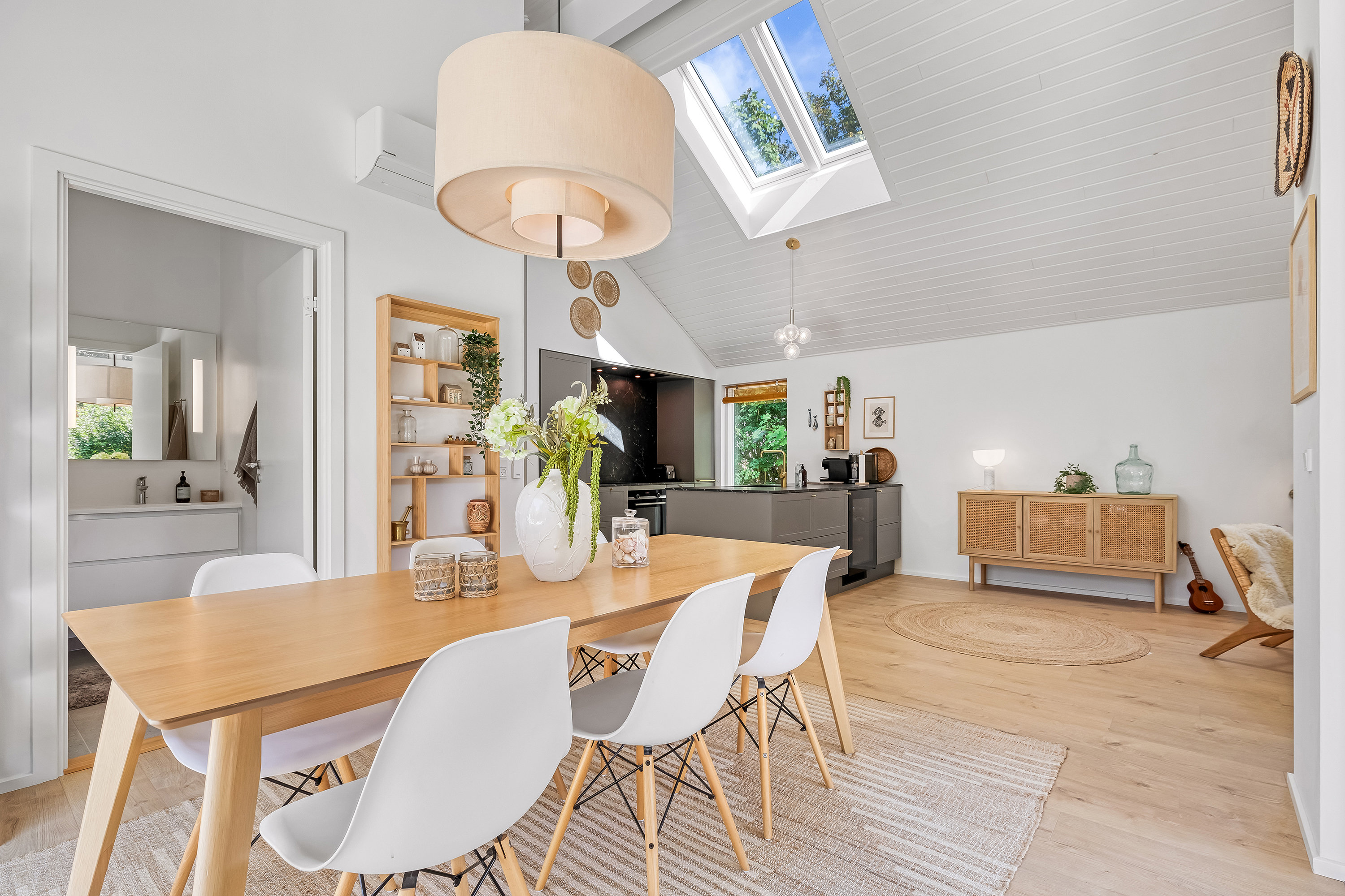 Fremhævet alrum billede i fuldskærmstilstand. Billede af Åvej 6, Rågeleje, 3210 Vejby