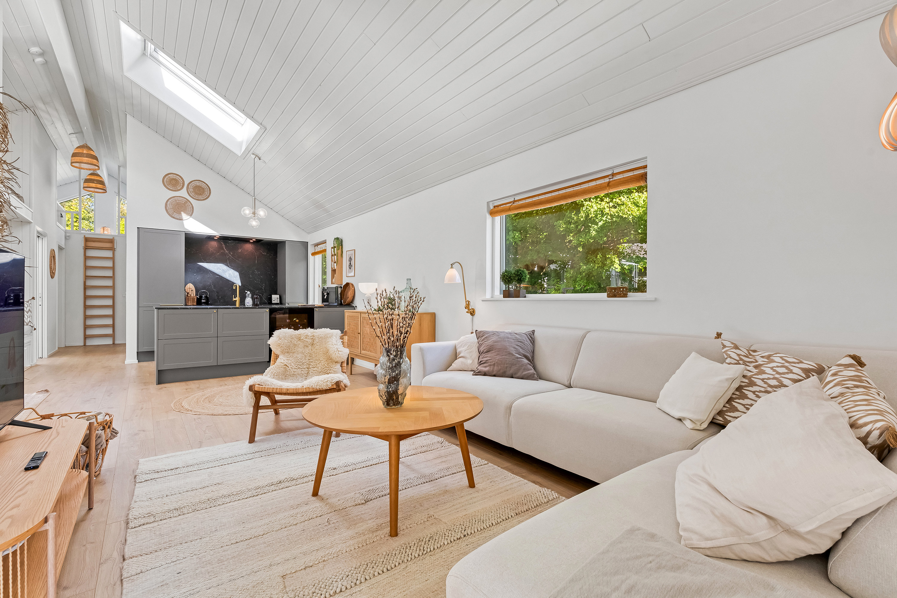 Fremhævet stue billede i fuldskærmstilstand. Billede af Åvej 6, Rågeleje, 3210 Vejby