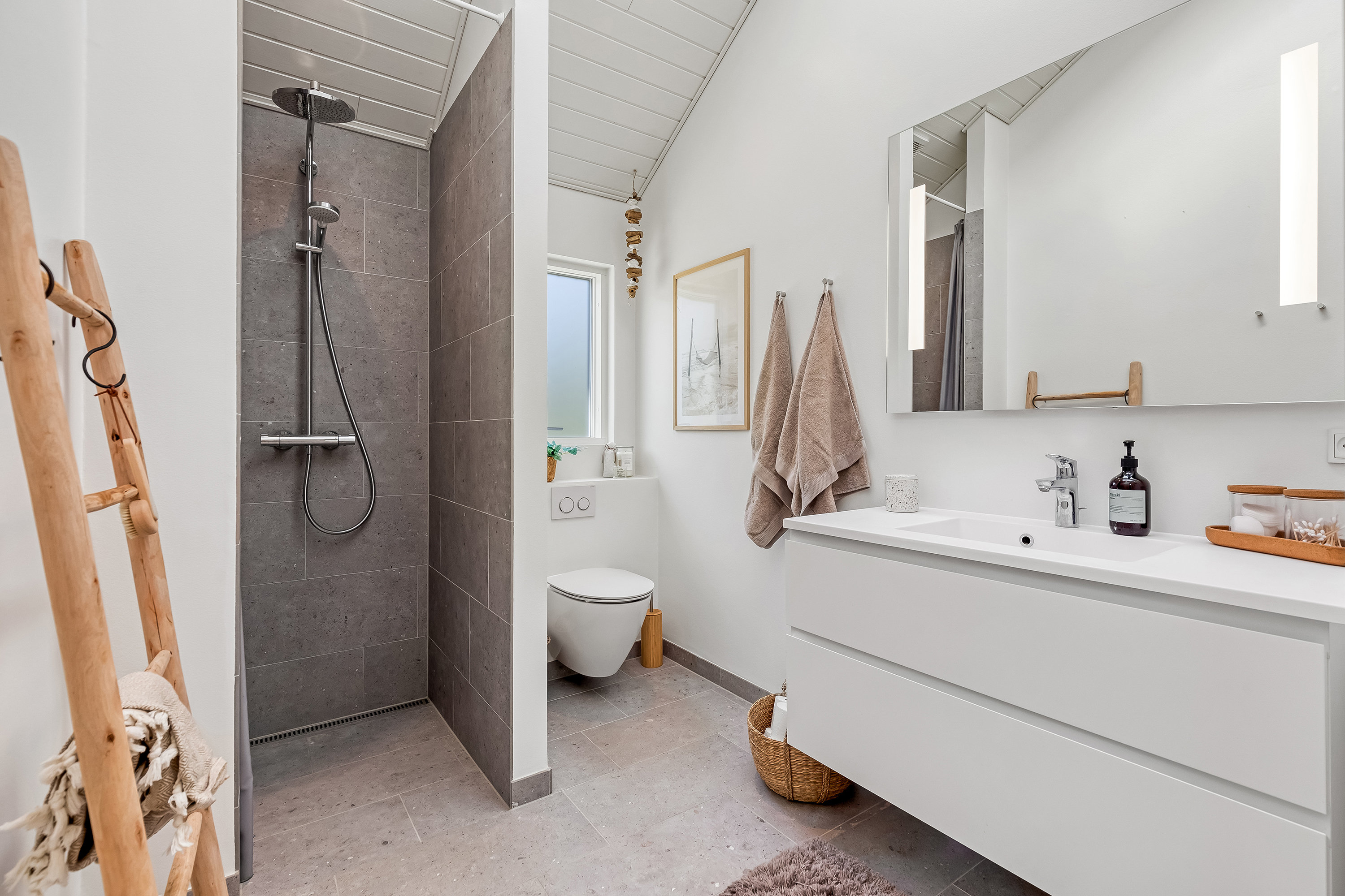 Fremhævet badeværelse billede i fuldskærmstilstand. Billede af Åvej 6, Rågeleje, 3210 Vejby