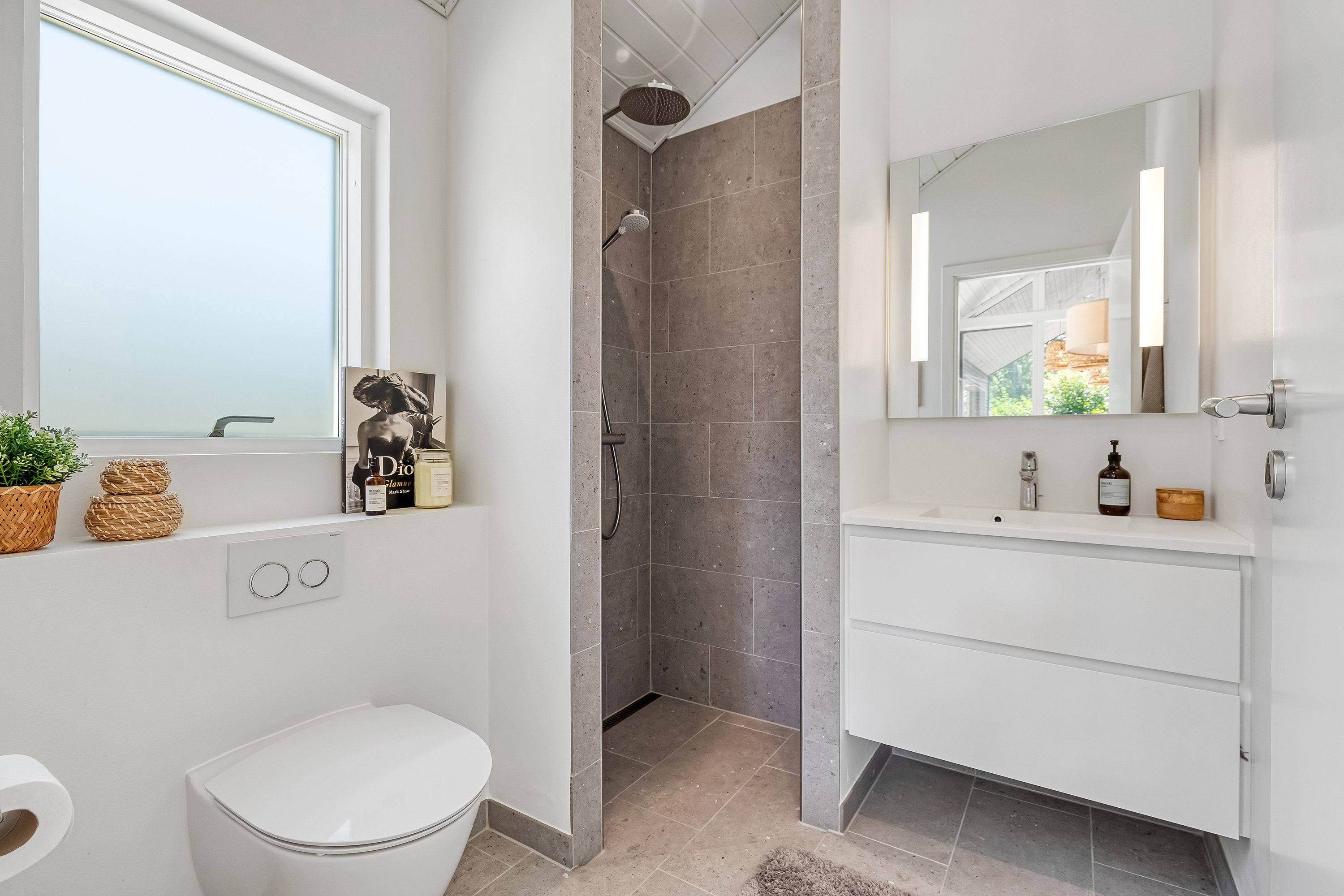 Fremhævet badeværelse billede i fuldskærmstilstand. Billede af Åvej 6, Rågeleje, 3210 Vejby