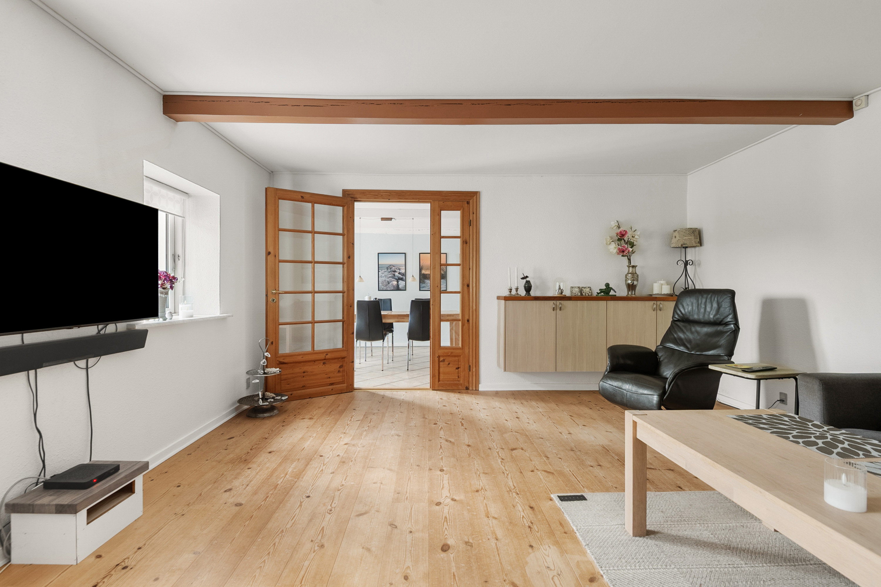 Fremhævet stue billede i fuldskærmstilstand. Billede af Grønnevej 1, 6851 Janderup Vestj