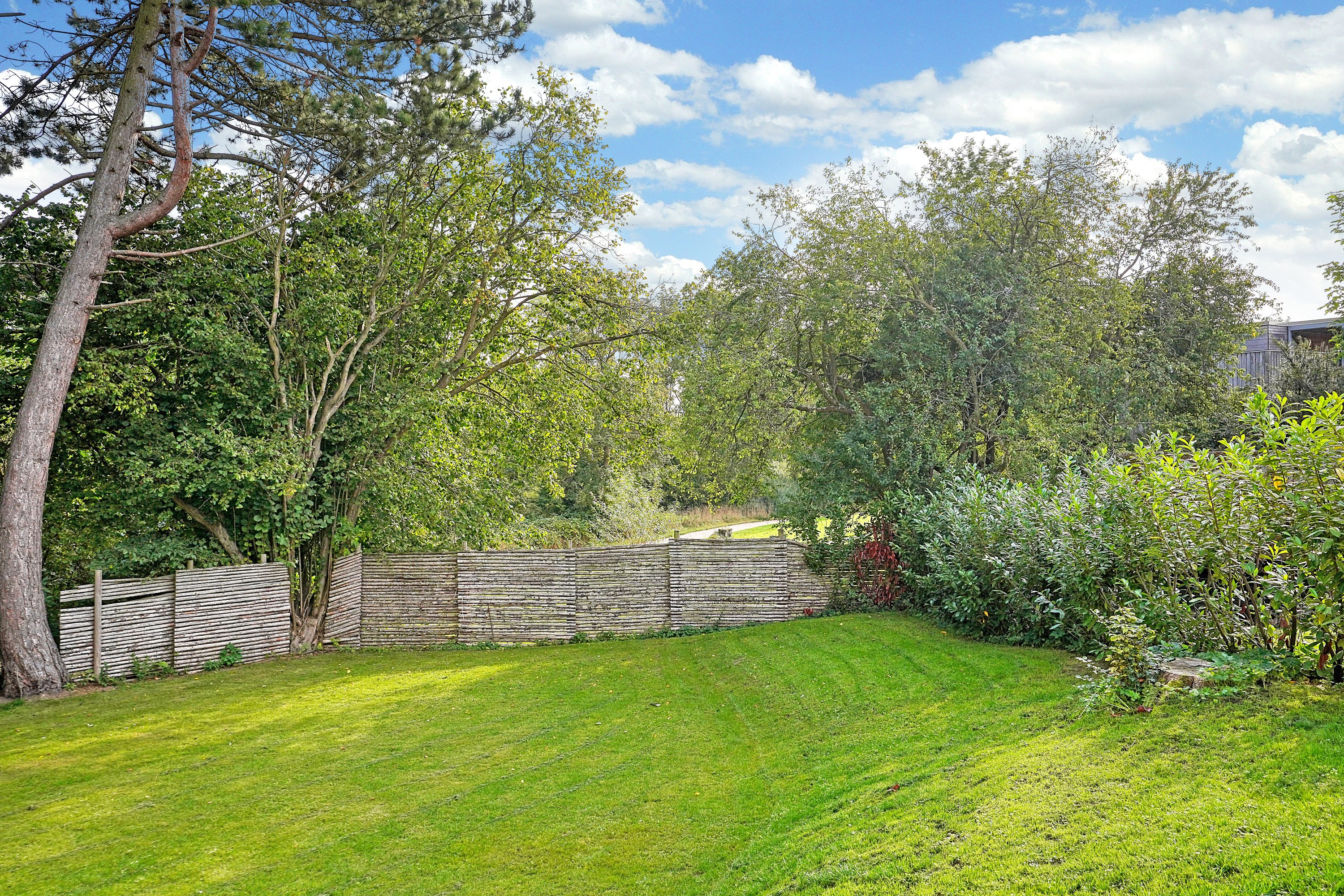 Fremhævet have billede i fuldskærmstilstand. Billede af Pilehaven 3, Hareskov, 3500 Værløse