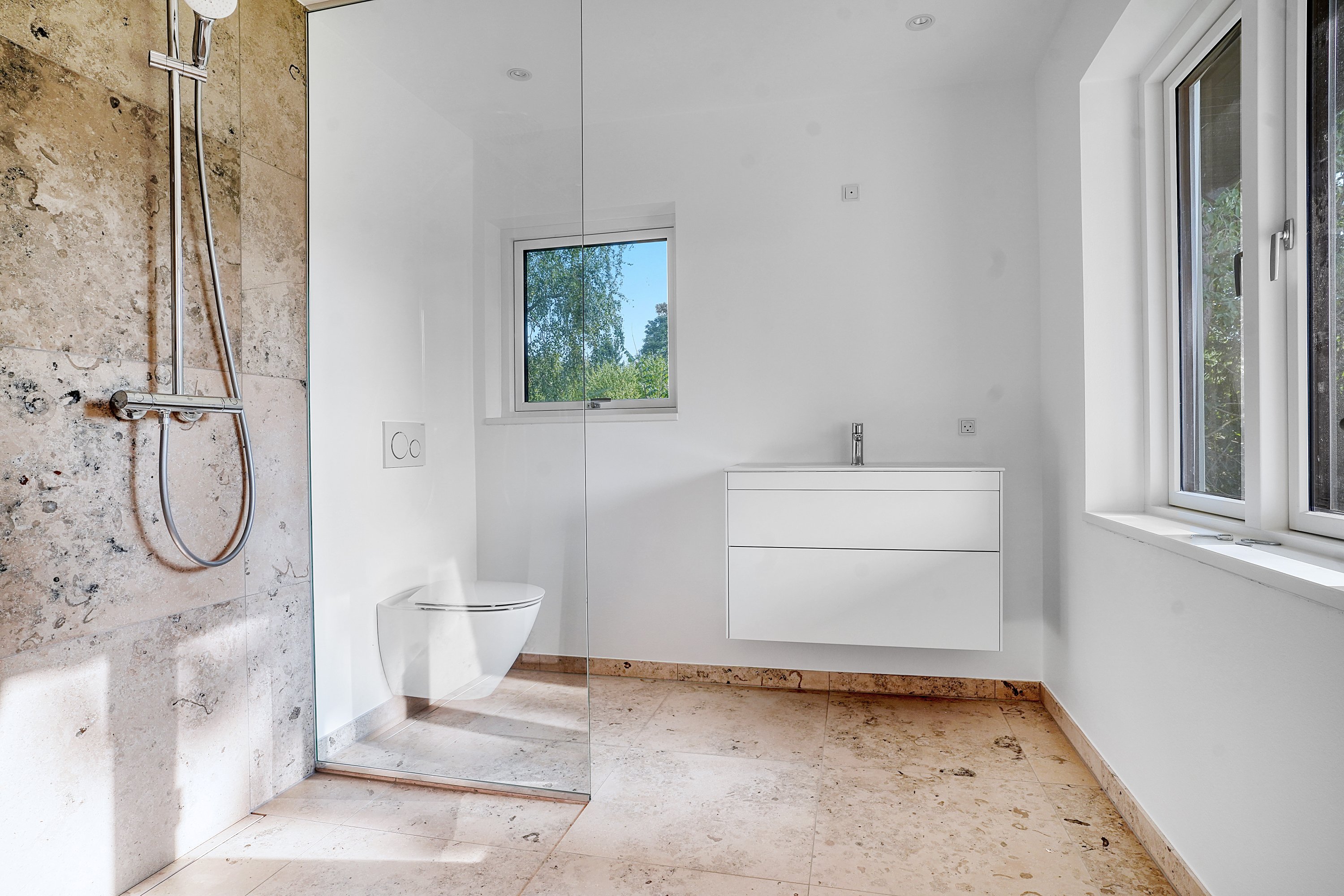 Fremhævet badeværelse billede i fuldskærmstilstand. Billede af Pilehaven 3, Hareskov, 3500 Værløse