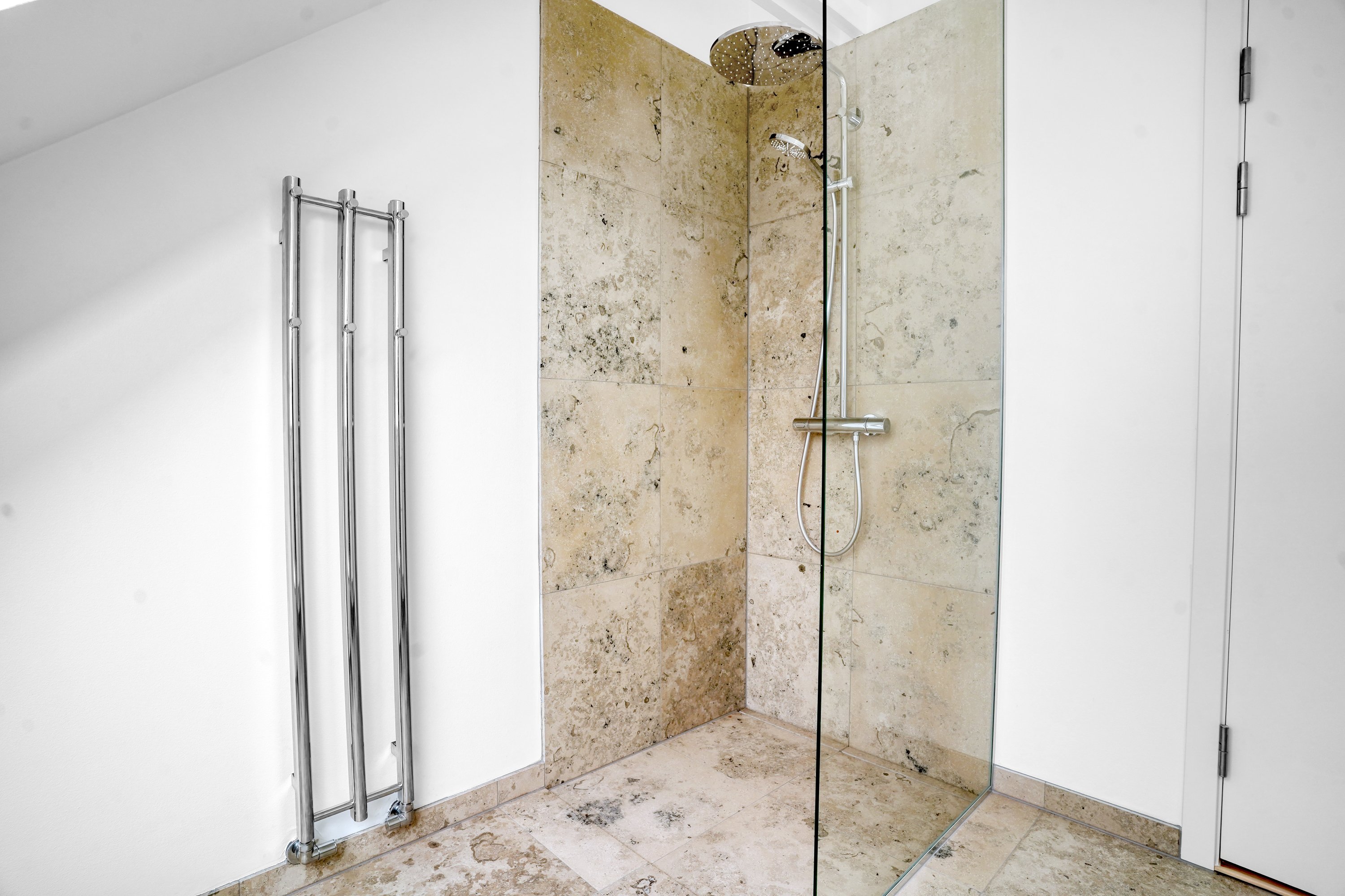 Fremhævet badeværelse billede i fuldskærmstilstand. Billede af Pilehaven 3, Hareskov, 3500 Værløse