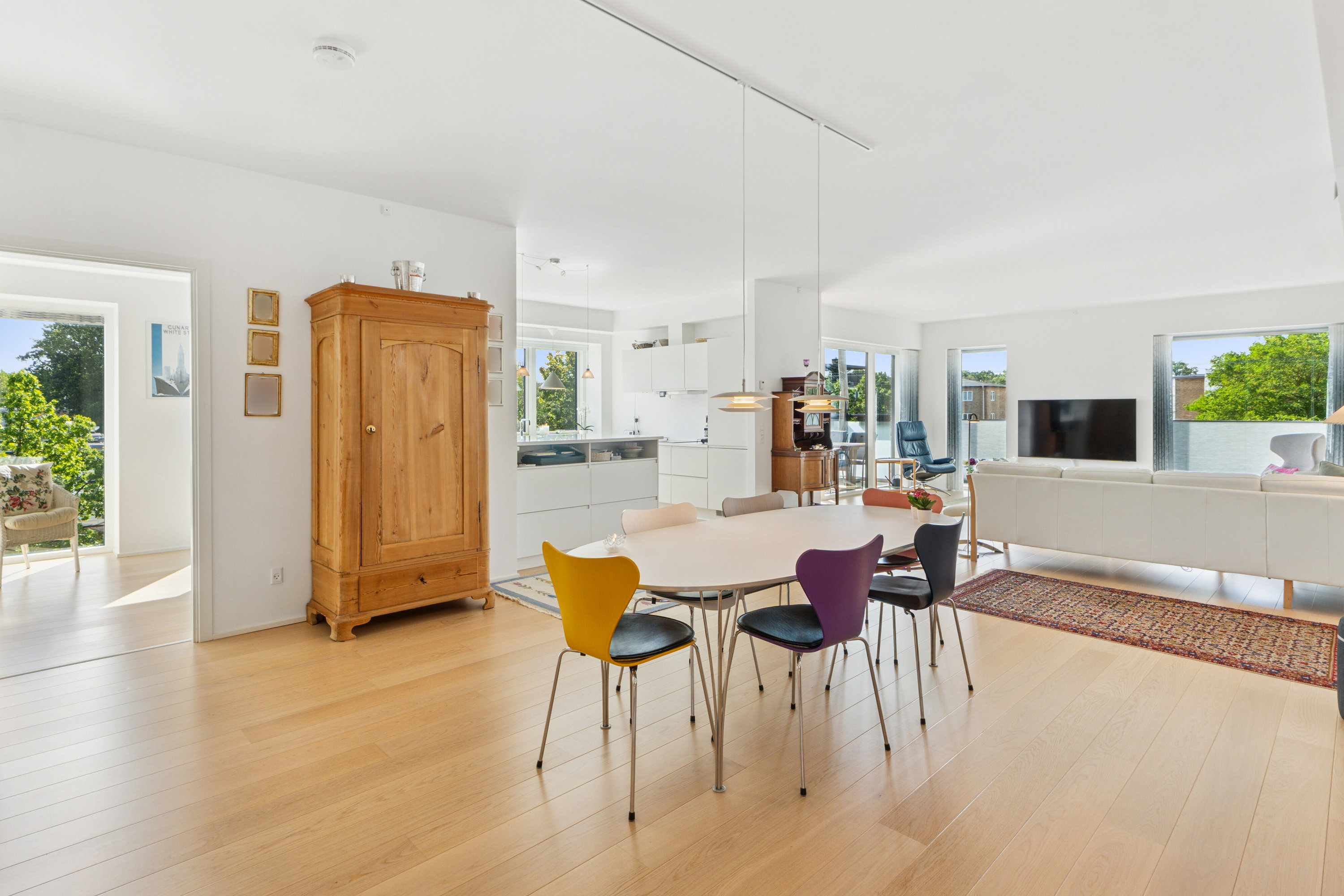 Fremhævet stue billede i fuldskærmstilstand. Billede af Skovridergårdsvej 60B, 1. 5., 2830 Virum