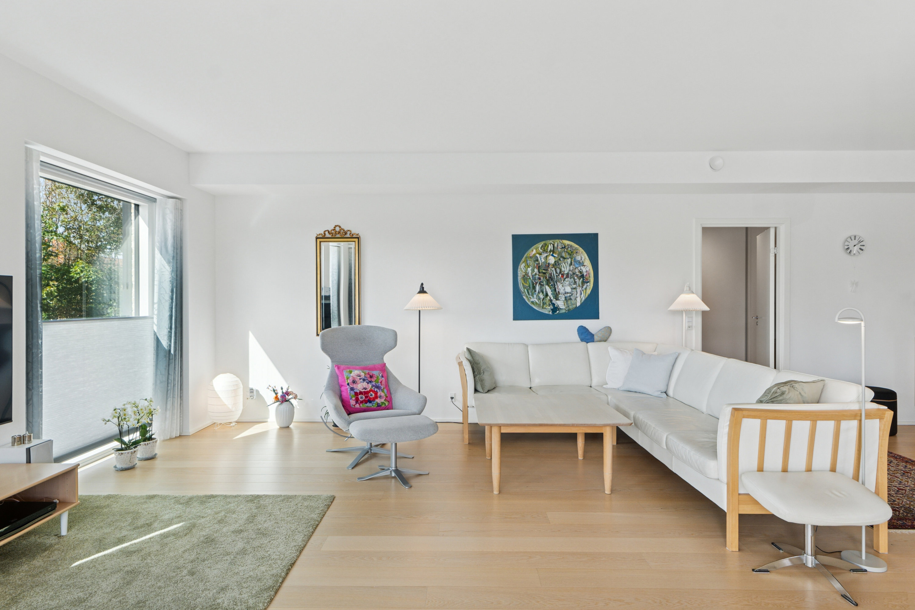 Fremhævet stue billede i fuldskærmstilstand. Billede af Skovridergårdsvej 60B, 1. 5., 2830 Virum