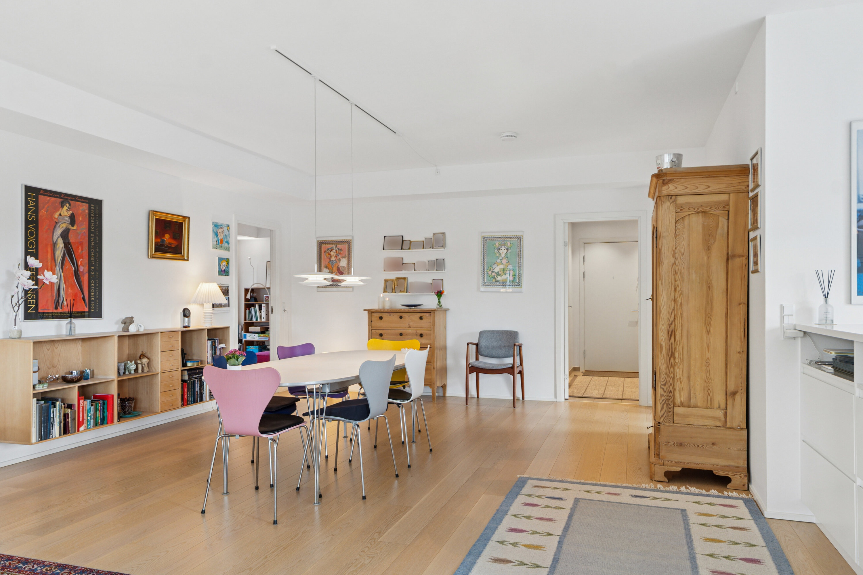 Fremhævet stue billede i fuldskærmstilstand. Billede af Skovridergårdsvej 60B, 1. 5., 2830 Virum