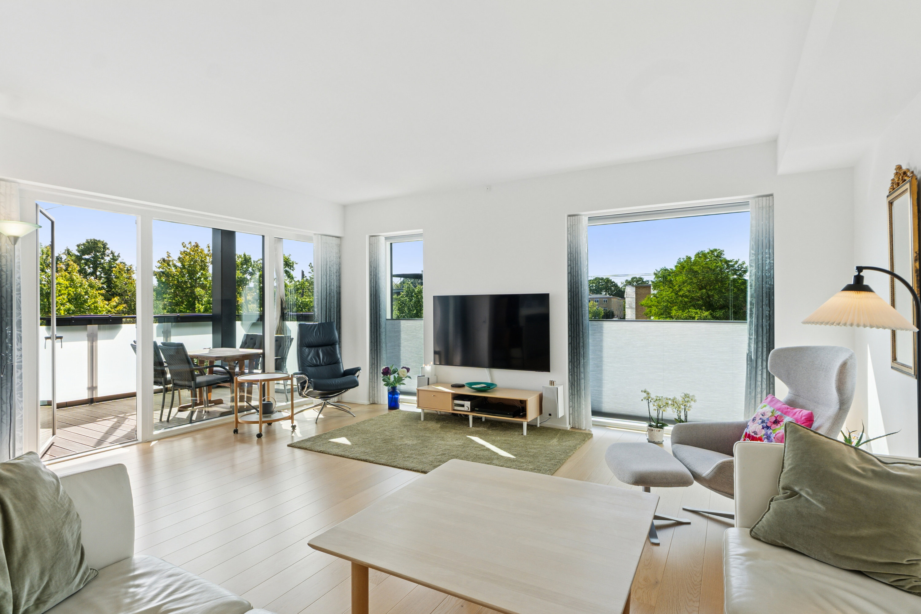 Fremhævet stue billede i fuldskærmstilstand. Billede af Skovridergårdsvej 60B, 1. 5., 2830 Virum