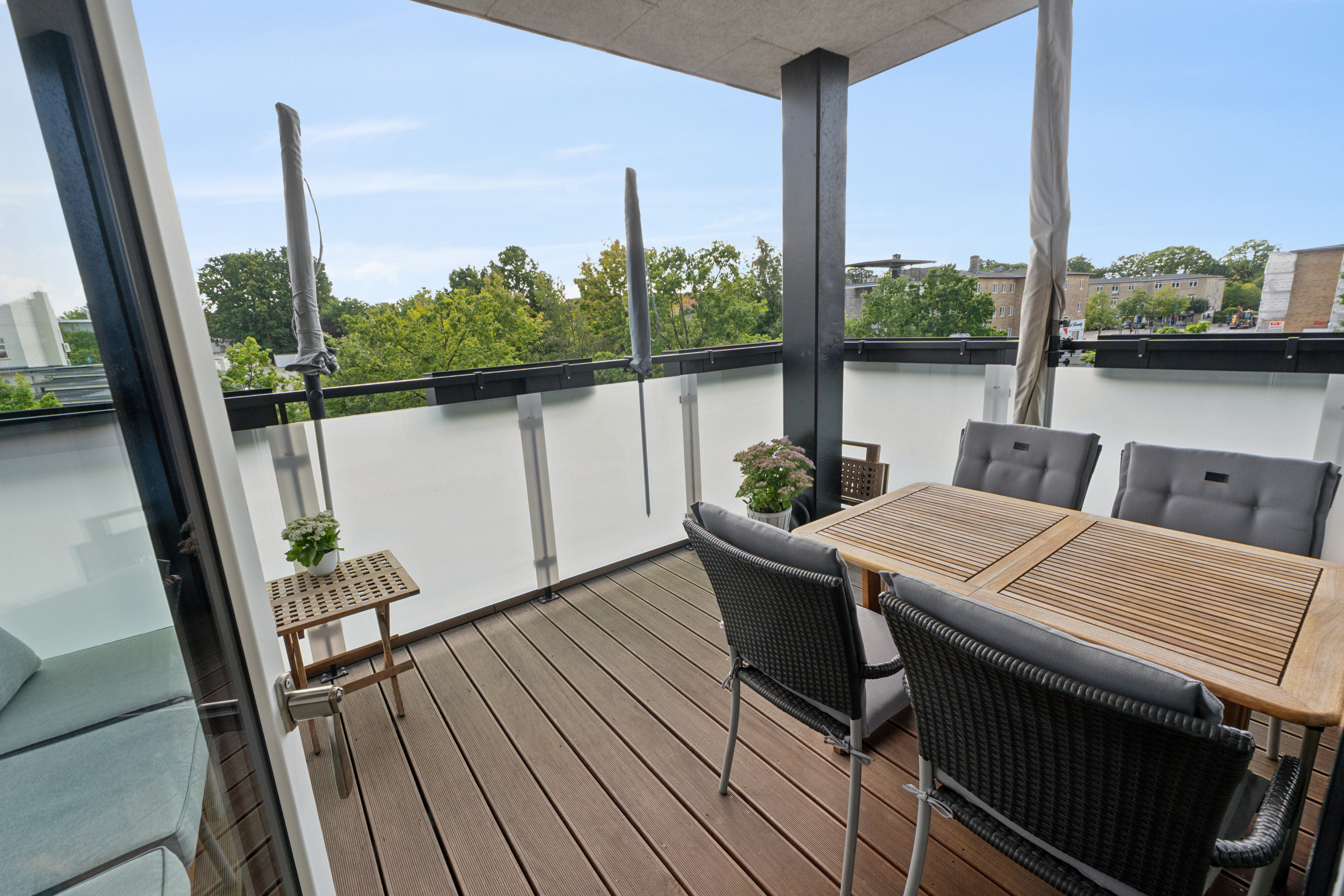 Fremhævet altan billede i fuldskærmstilstand. Billede af Skovridergårdsvej 60B, 1. 5., 2830 Virum