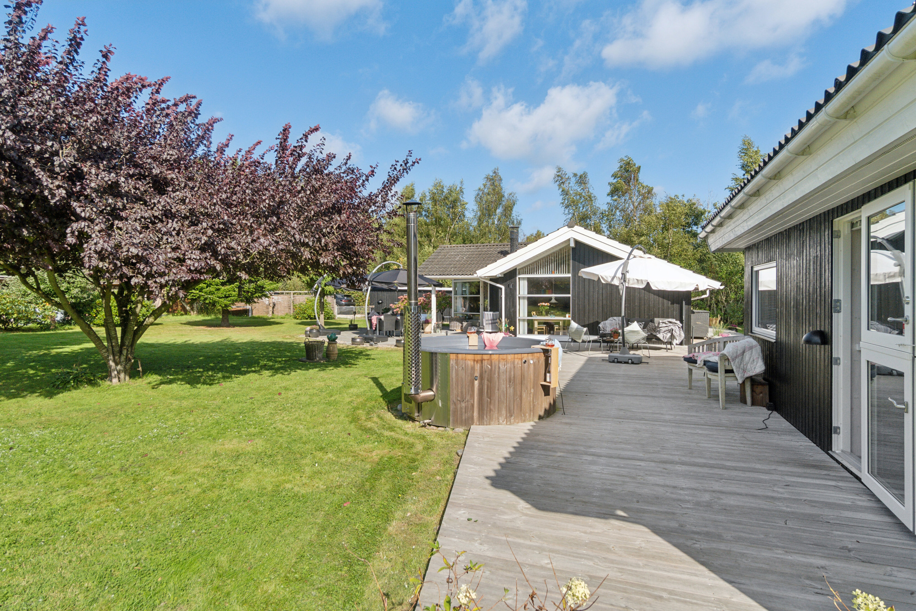 Fremhævet set fra haven billede i fuldskærmstilstand. Billede af Granlygårdsvej 14, 4400 Kalundborg