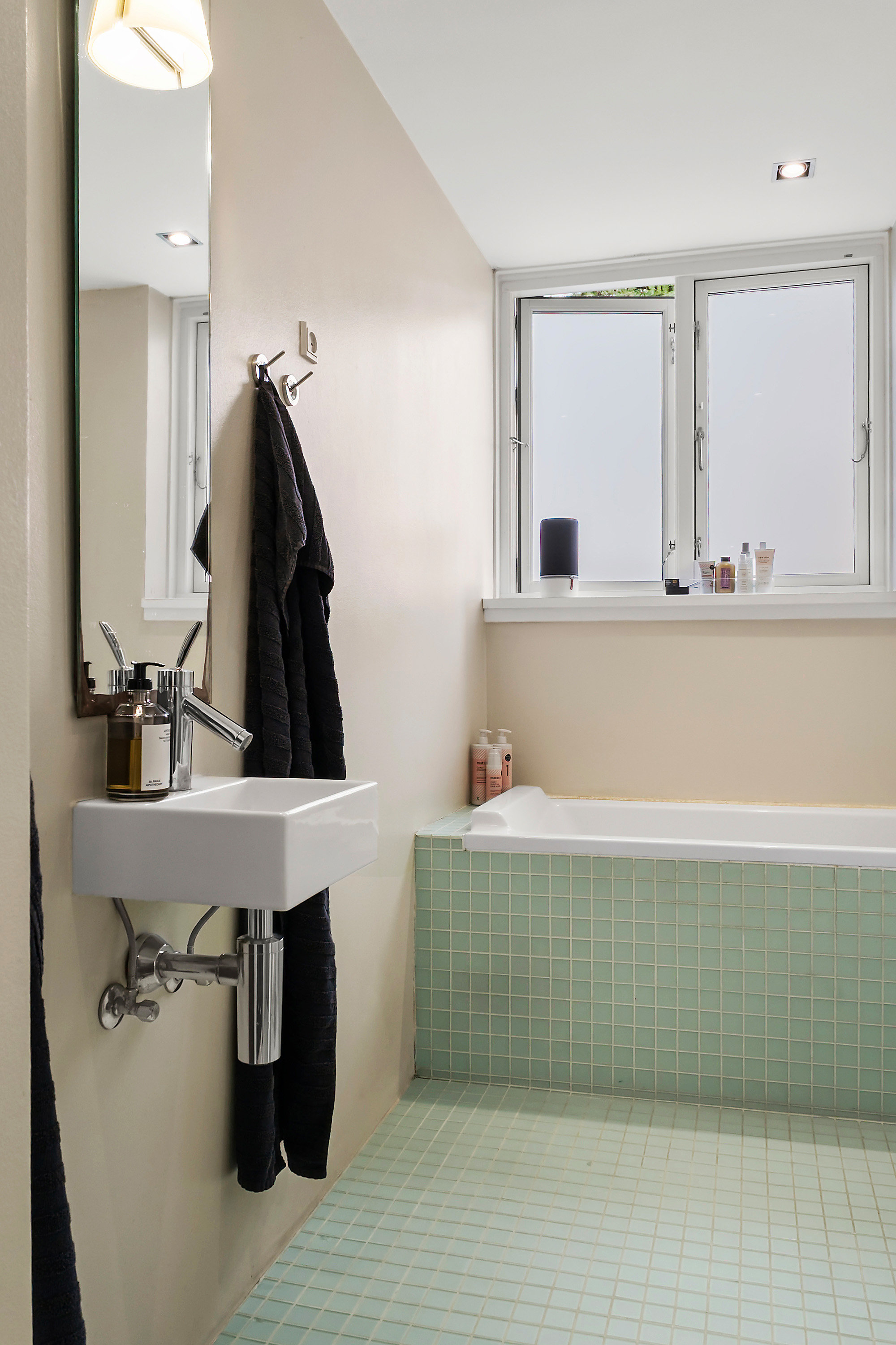 Fremhævet  billede i fuldskærmstilstand. Billede af Duntzfelts Alle 14, kld.. tv., 2900 Hellerup