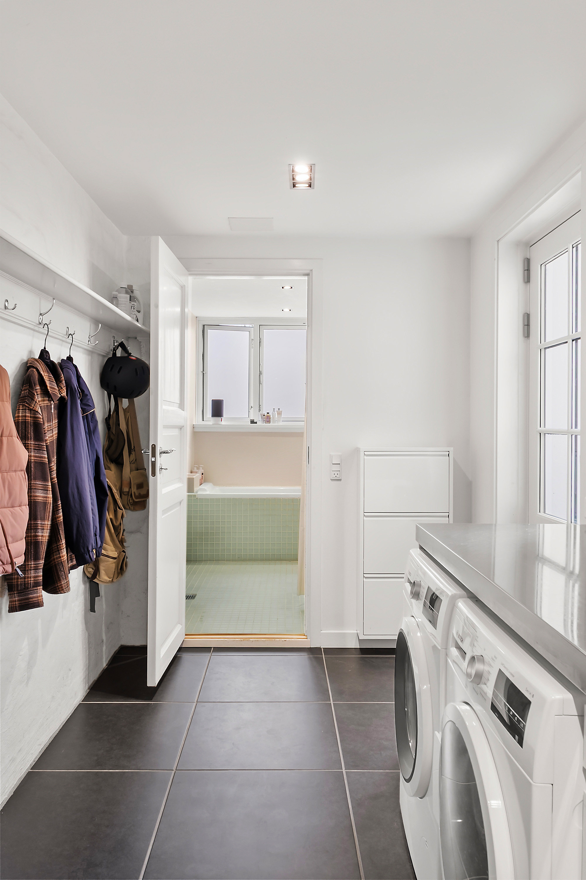 Fremhævet  billede i fuldskærmstilstand. Billede af Duntzfelts Alle 14, kld.. tv., 2900 Hellerup