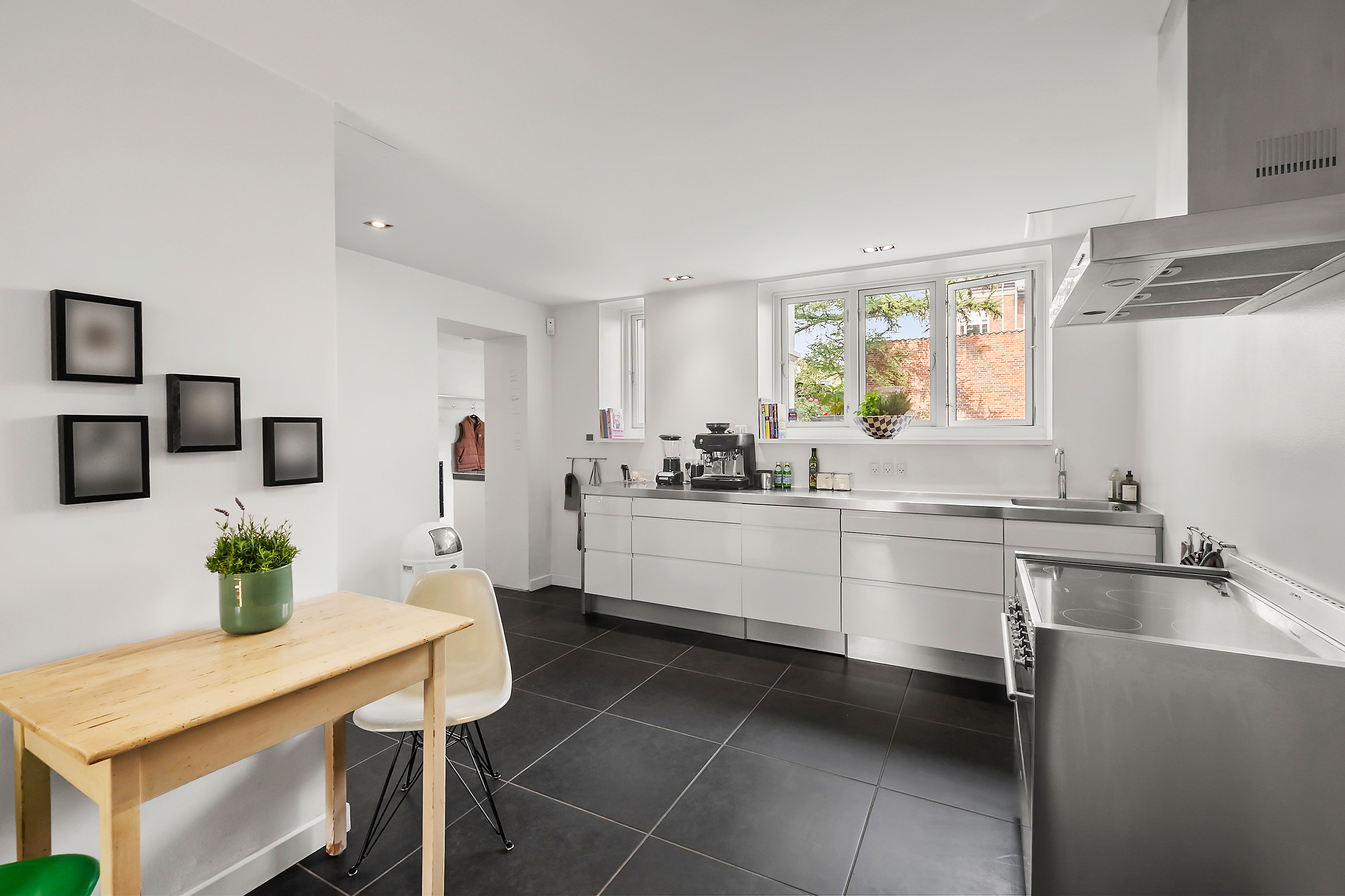 Fremhævet  billede i fuldskærmstilstand. Billede af Duntzfelts Alle 14, kld.. tv., 2900 Hellerup