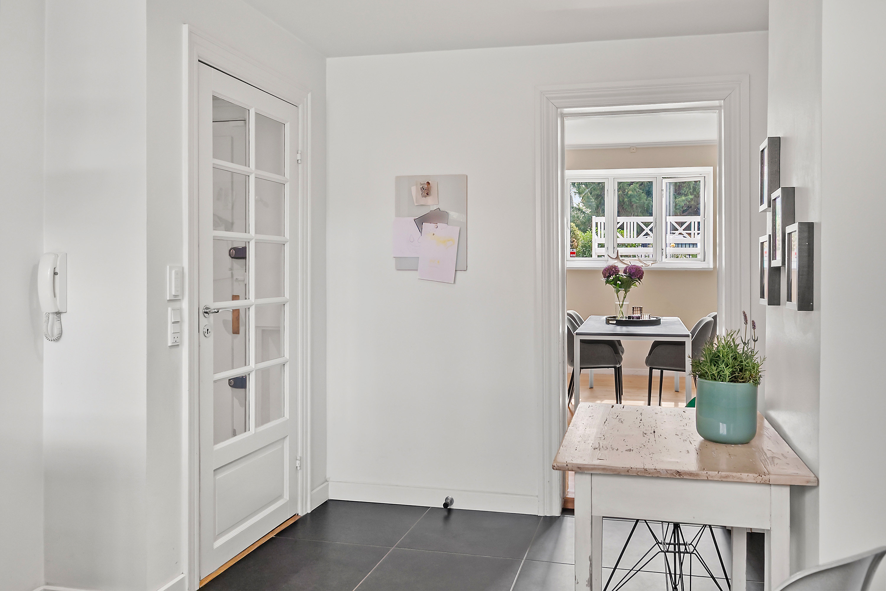 Fremhævet  billede i fuldskærmstilstand. Billede af Duntzfelts Alle 14, kld.. tv., 2900 Hellerup