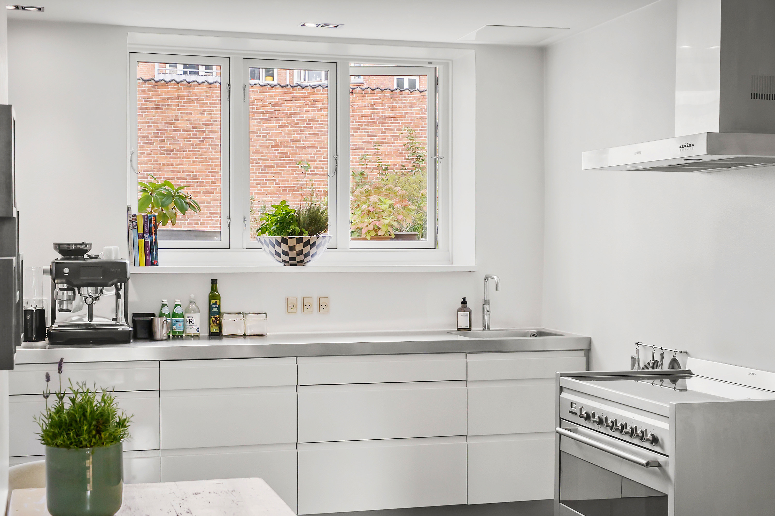 Fremhævet  billede i fuldskærmstilstand. Billede af Duntzfelts Alle 14, kld.. tv., 2900 Hellerup