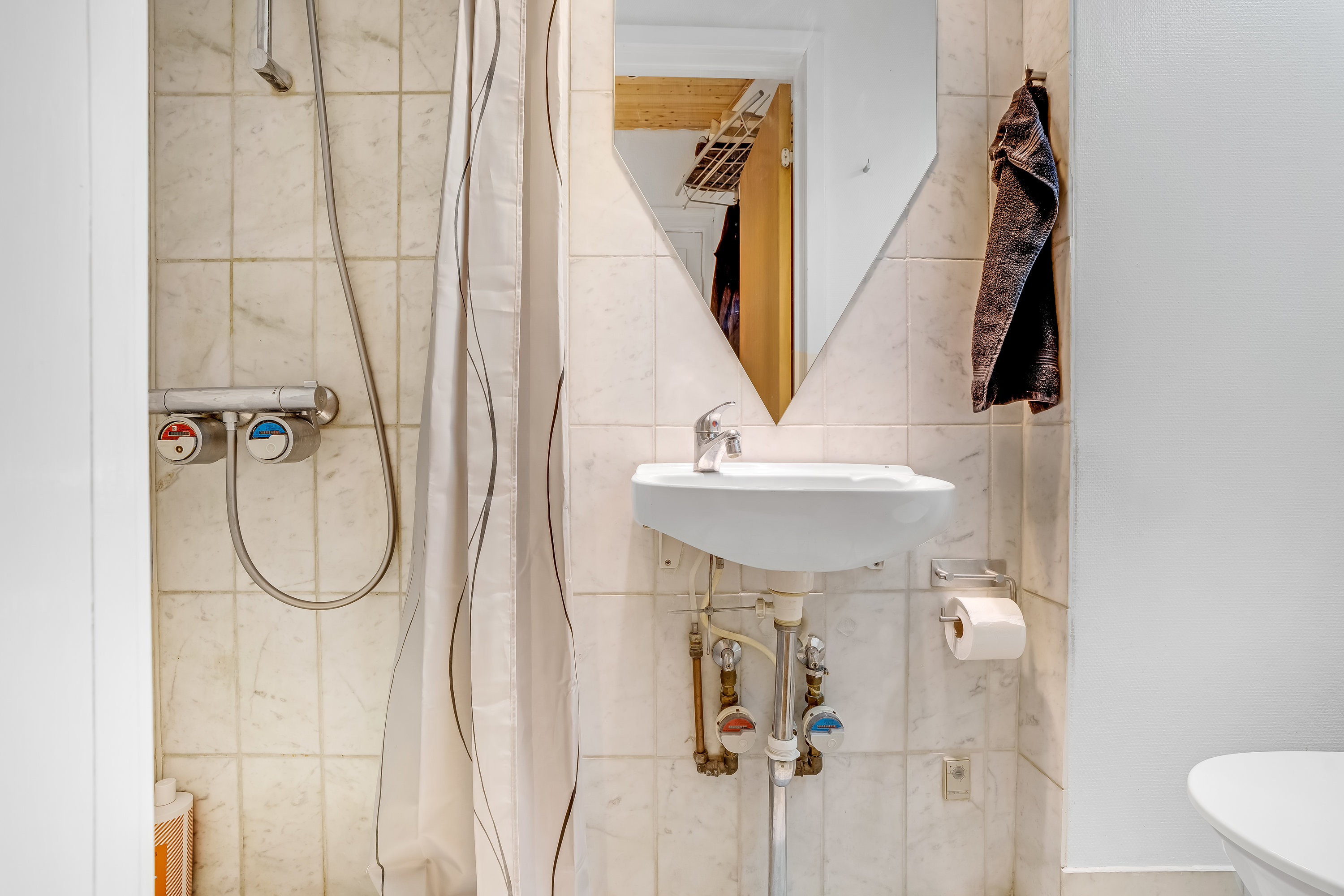 Fremhævet badeværelse billede i fuldskærmstilstand. Billede af Slangerupgade 14B, 2. tv., 3400 Hillerød