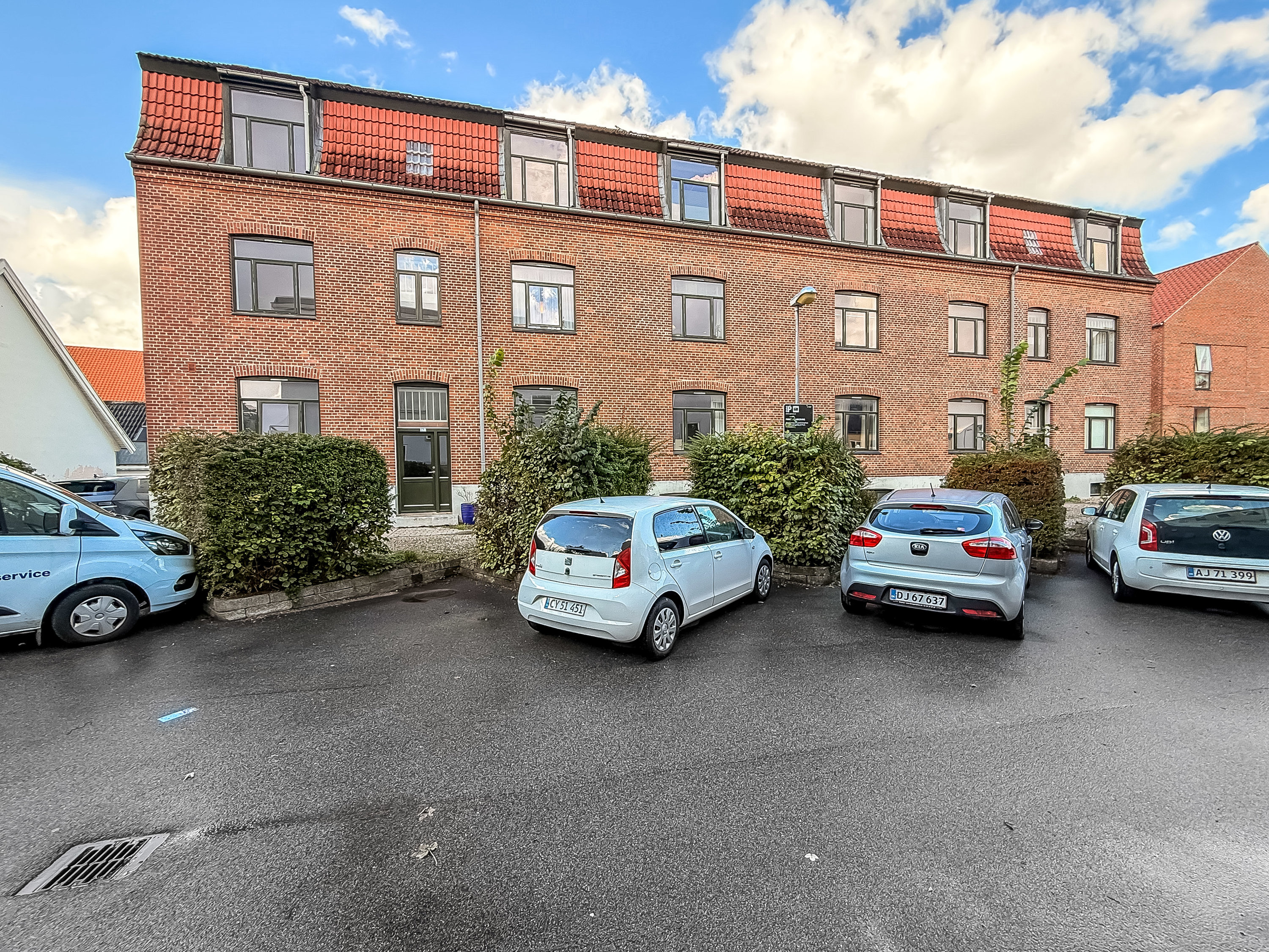 Fremhævet facade billede i fuldskærmstilstand. Billede af Slangerupgade 14B, 2. tv., 3400 Hillerød