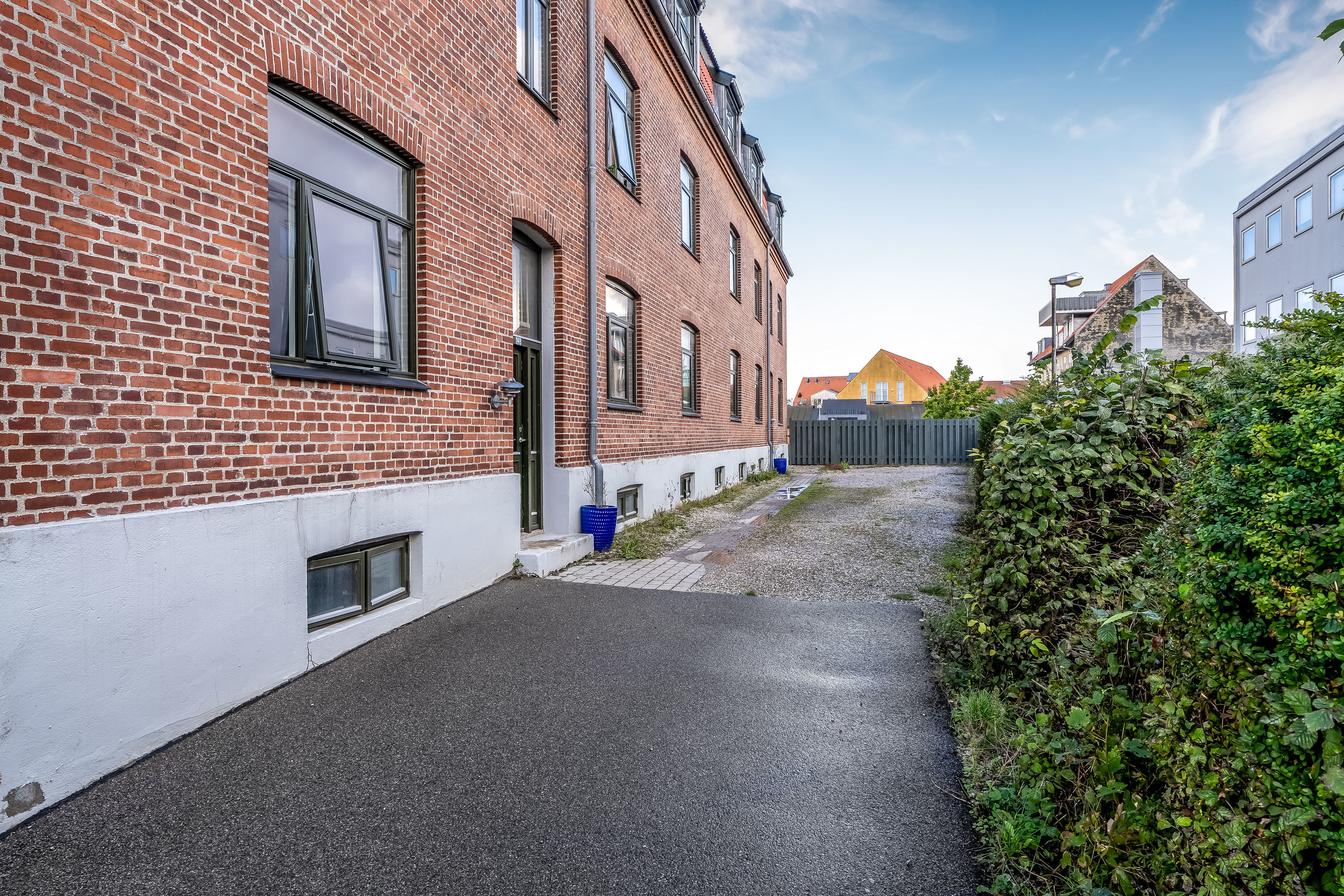 Fremhævet facade billede i fuldskærmstilstand. Billede af Slangerupgade 14B, 2. tv., 3400 Hillerød