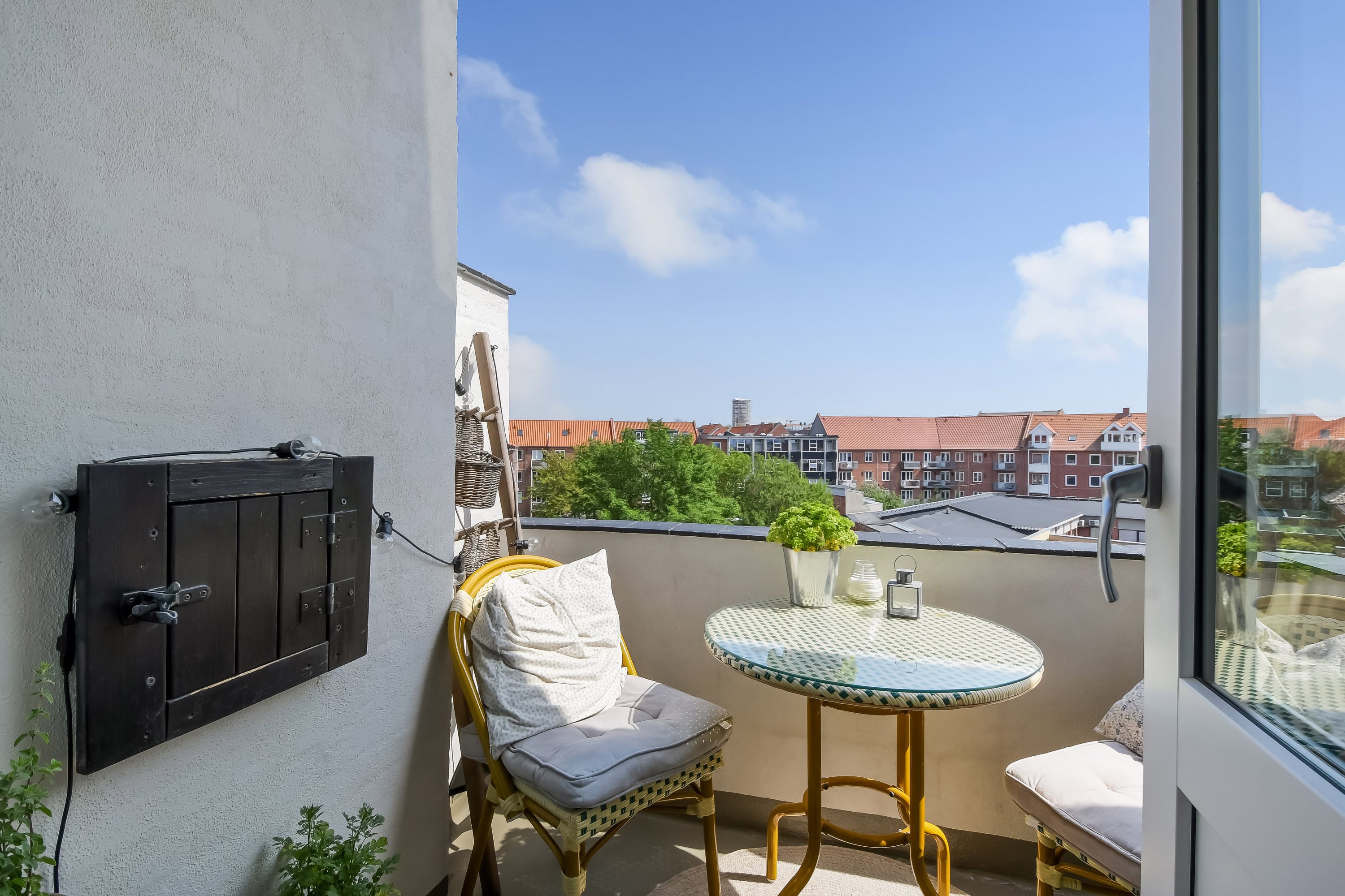 Fremhævet terrasse billede i fuldskærmstilstand. Billede af Strandby Plads 1, 3. th., 6700 Esbjerg