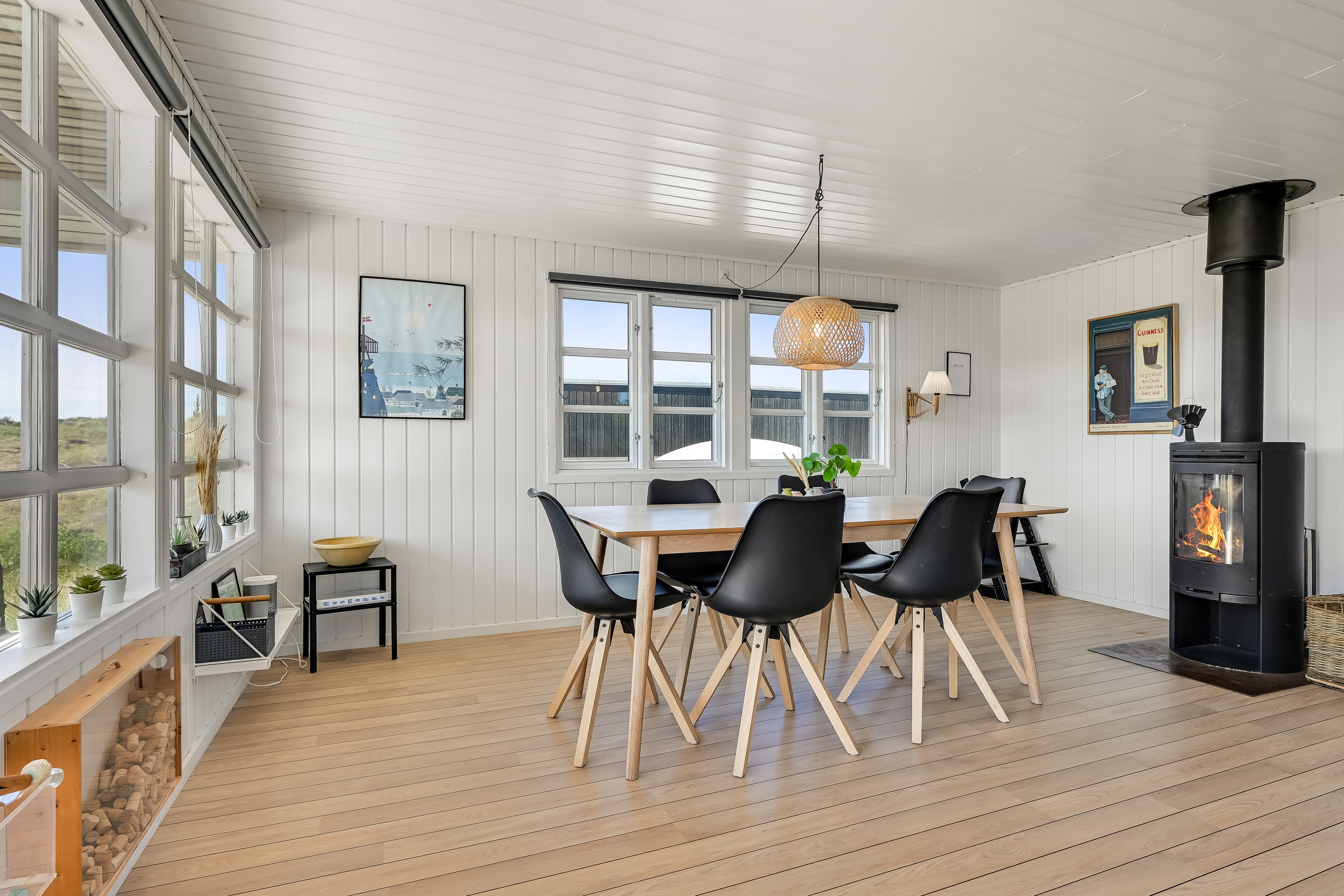 Fremhævet stue billede i fuldskærmstilstand. Billede af Søndermarken 31, Sønderho, 6720 Fanø