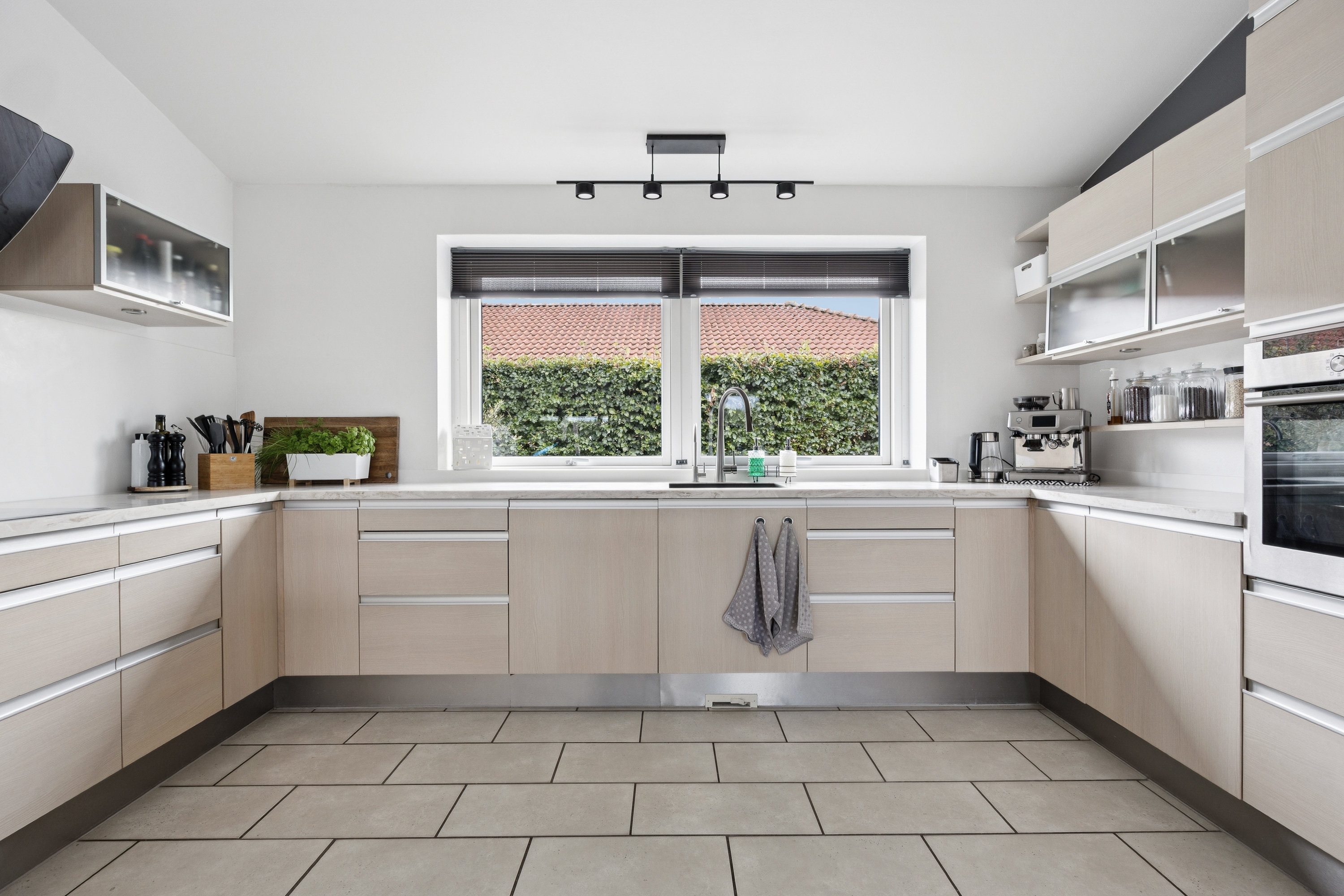 Fremhævet køkken billede i fuldskærmstilstand. Billede af Munkedalen 34, 4100 Ringsted