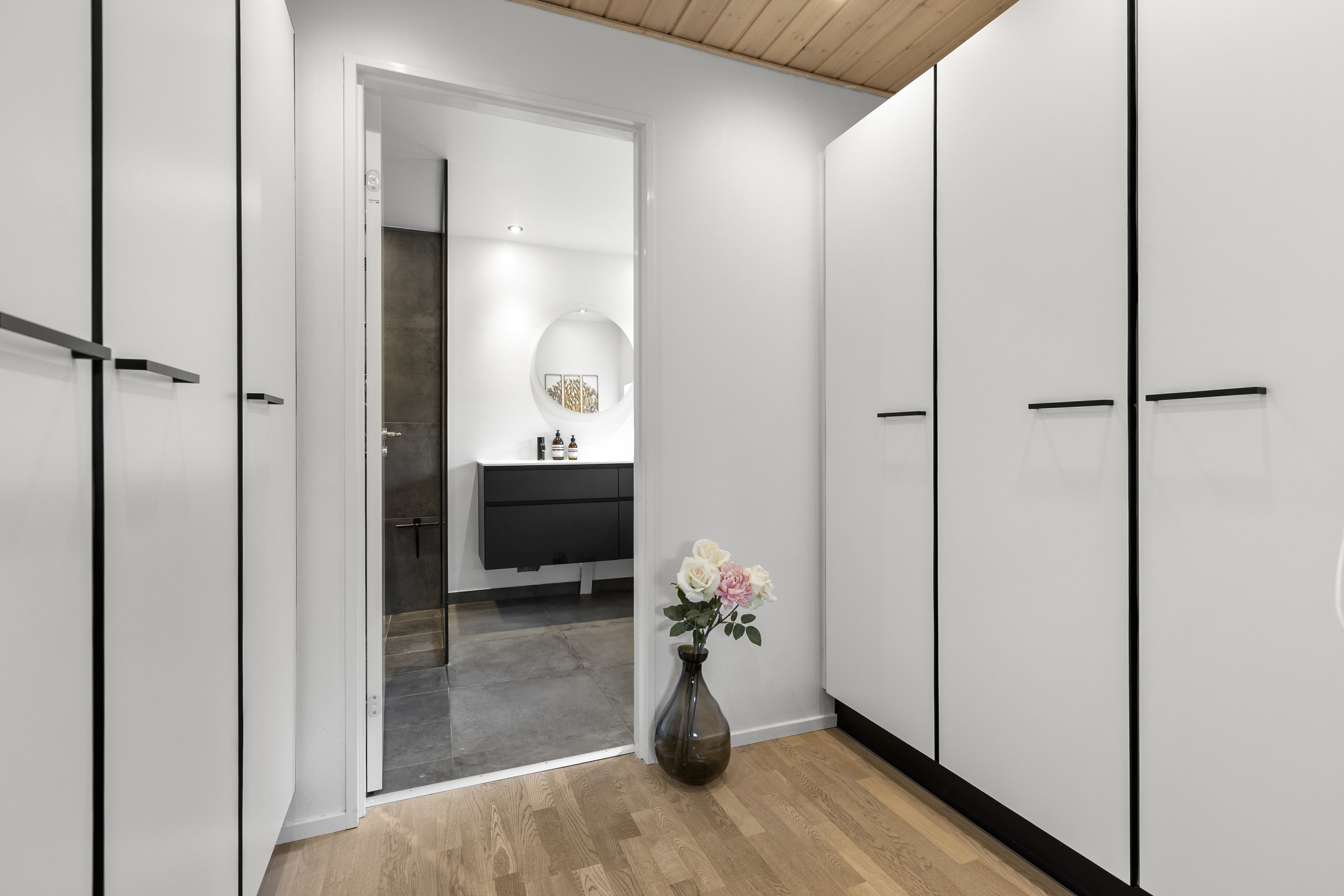 Fremhævet garderobe billede i fuldskærmstilstand. Billede af Bøgelunden 6, 4180 Sorø