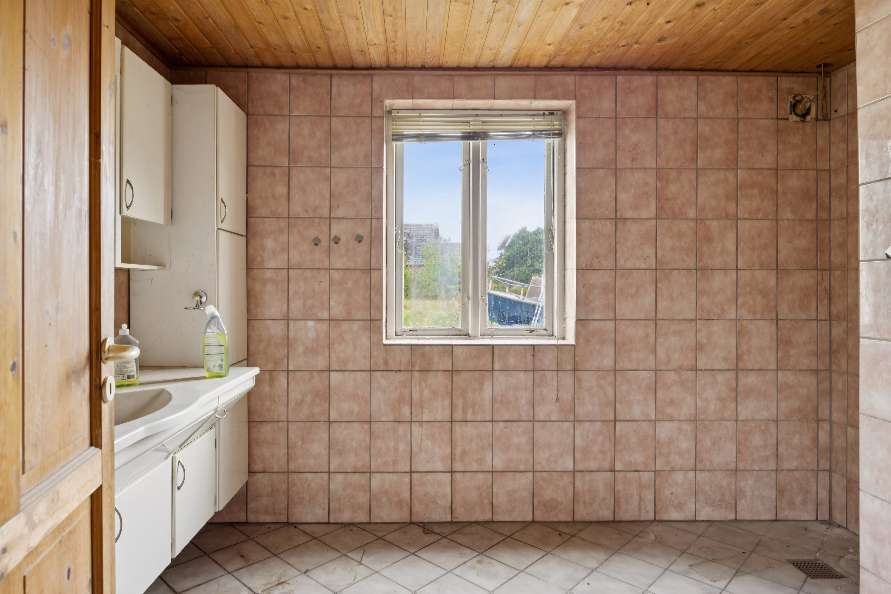 Fremhævet badeværelse billede i fuldskærmstilstand. Billede af Auningvej 23 + 21, Gjesing, 8963 Auning