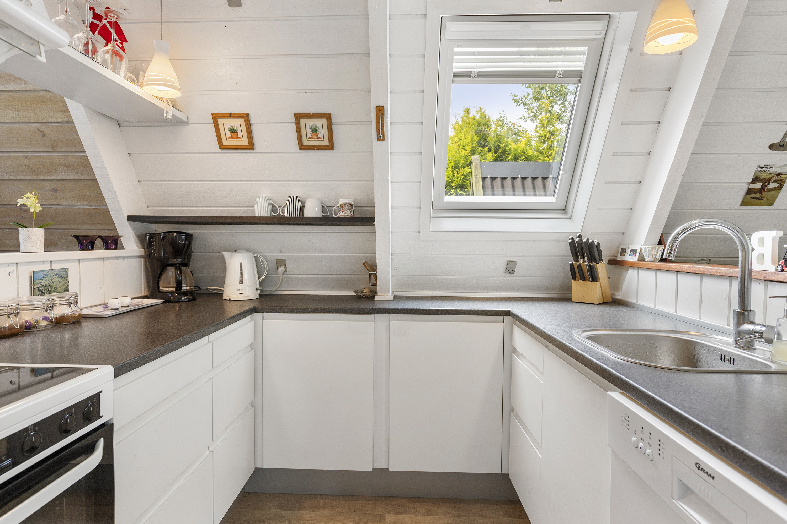 Fremhævet køkken billede i fuldskærmstilstand. Billede af Golfsvinget 102, Gatten, 9640 Farsø