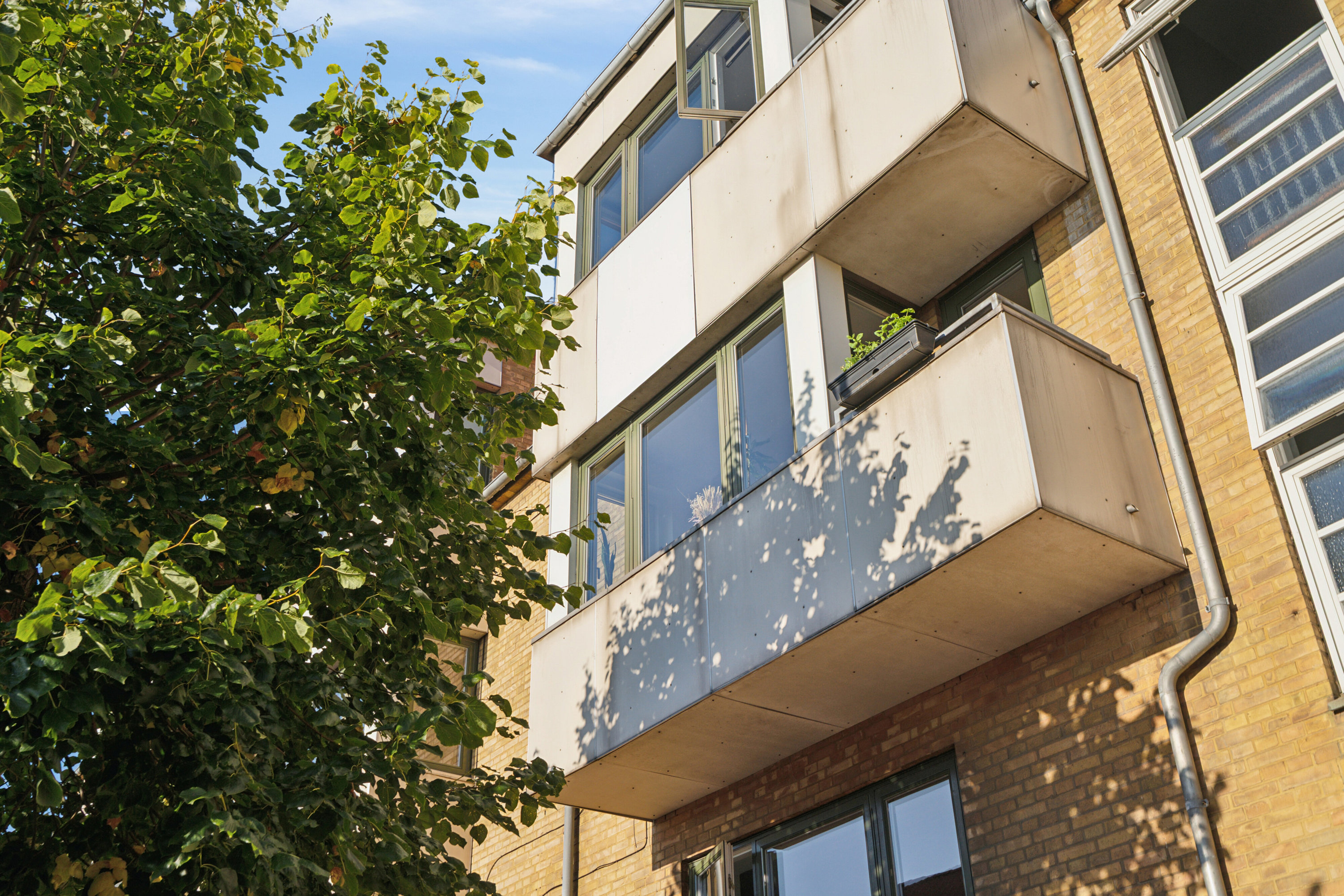 Fremhævet set fra vejen billede i fuldskærmstilstand. Billede af Teisensvej 2B, 1. tv., 5000 Odense C