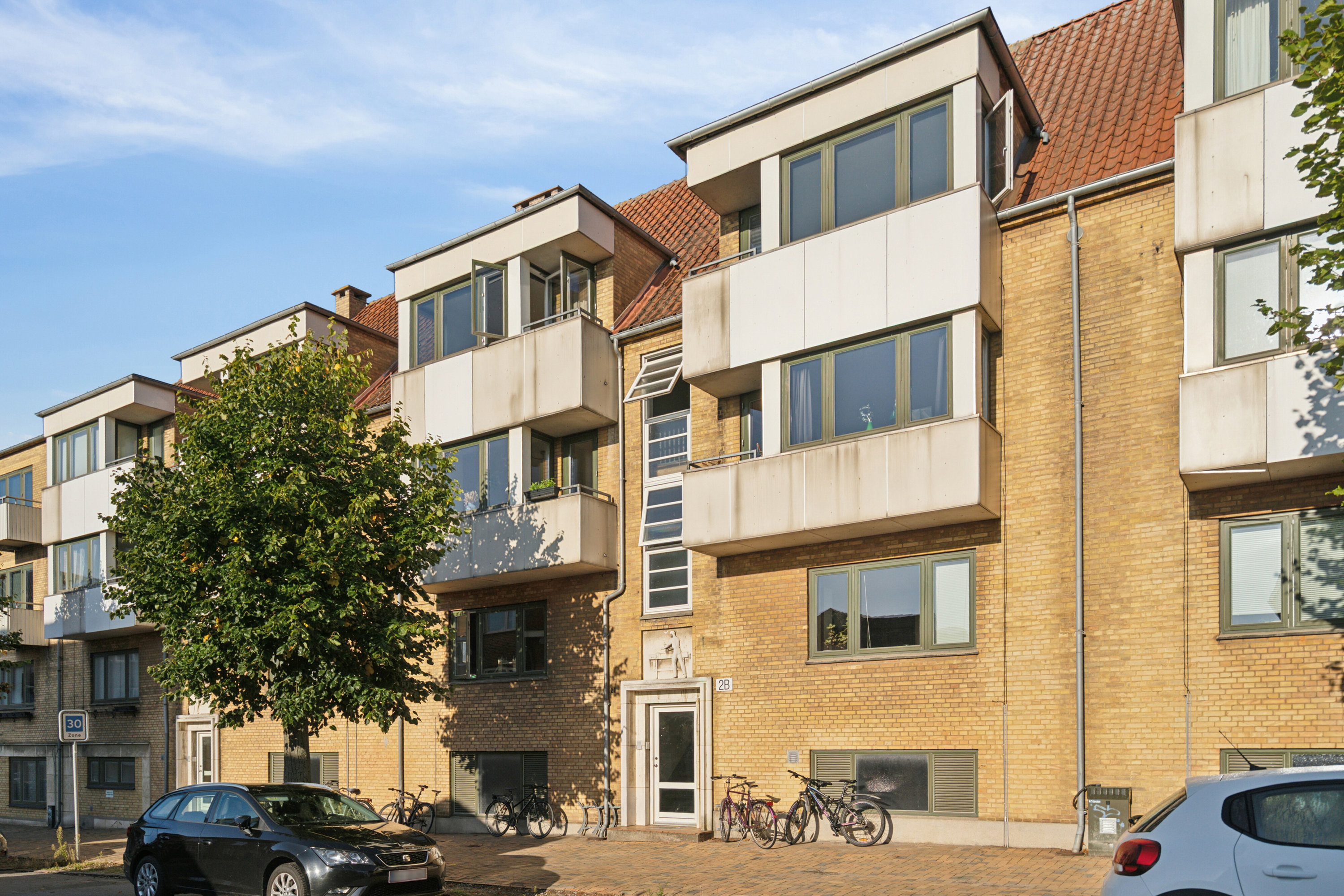 Fremhævet set fra vejen billede i fuldskærmstilstand. Billede af Teisensvej 2B, 1. tv., 5000 Odense C