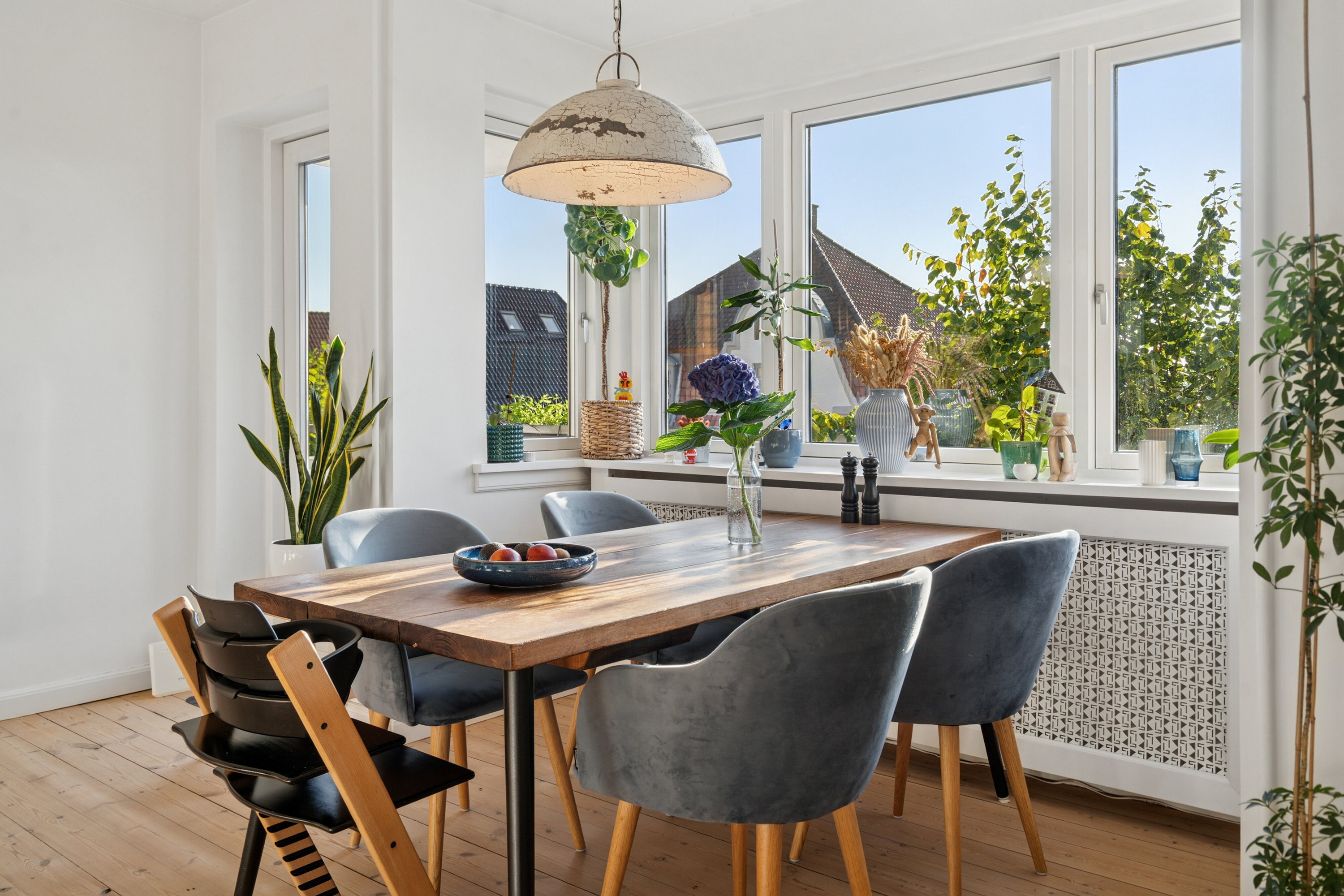 Fremhævet spisestue billede i fuldskærmstilstand. Billede af Teisensvej 2B, 1. tv., 5000 Odense C