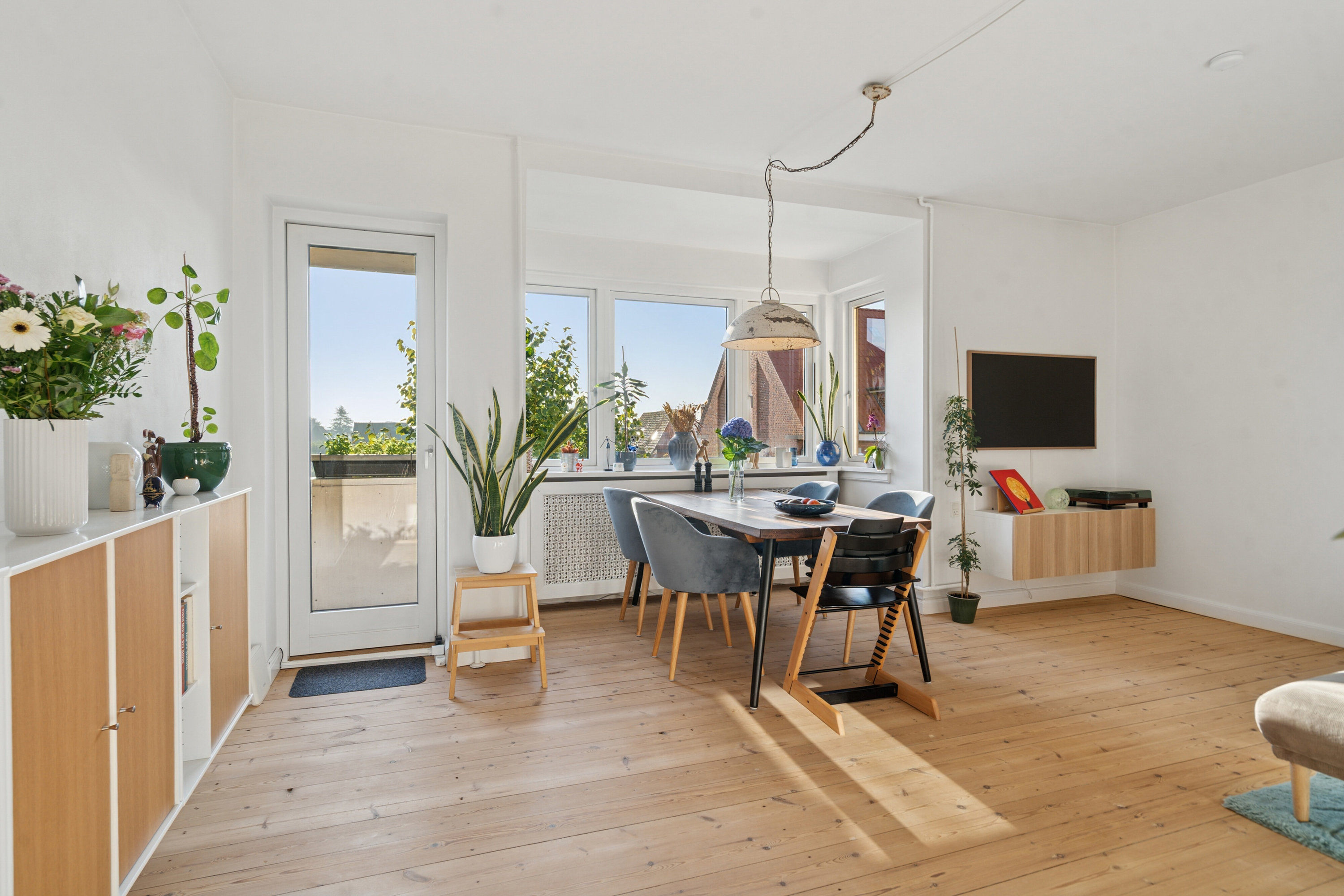 Fremhævet spisestue billede i fuldskærmstilstand. Billede af Teisensvej 2B, 1. tv., 5000 Odense C