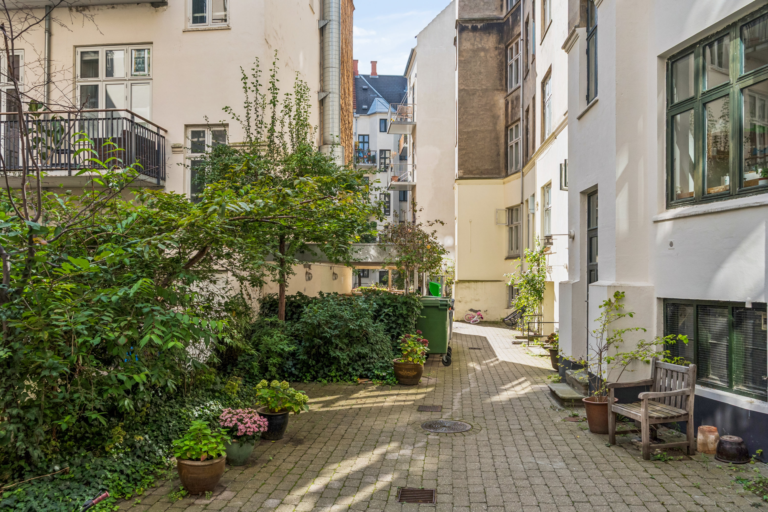 Fremhævet gårdmiljø billede i fuldskærmstilstand. Billede af Kong Oscars Gade 6, st.. th., 2100 København Ø