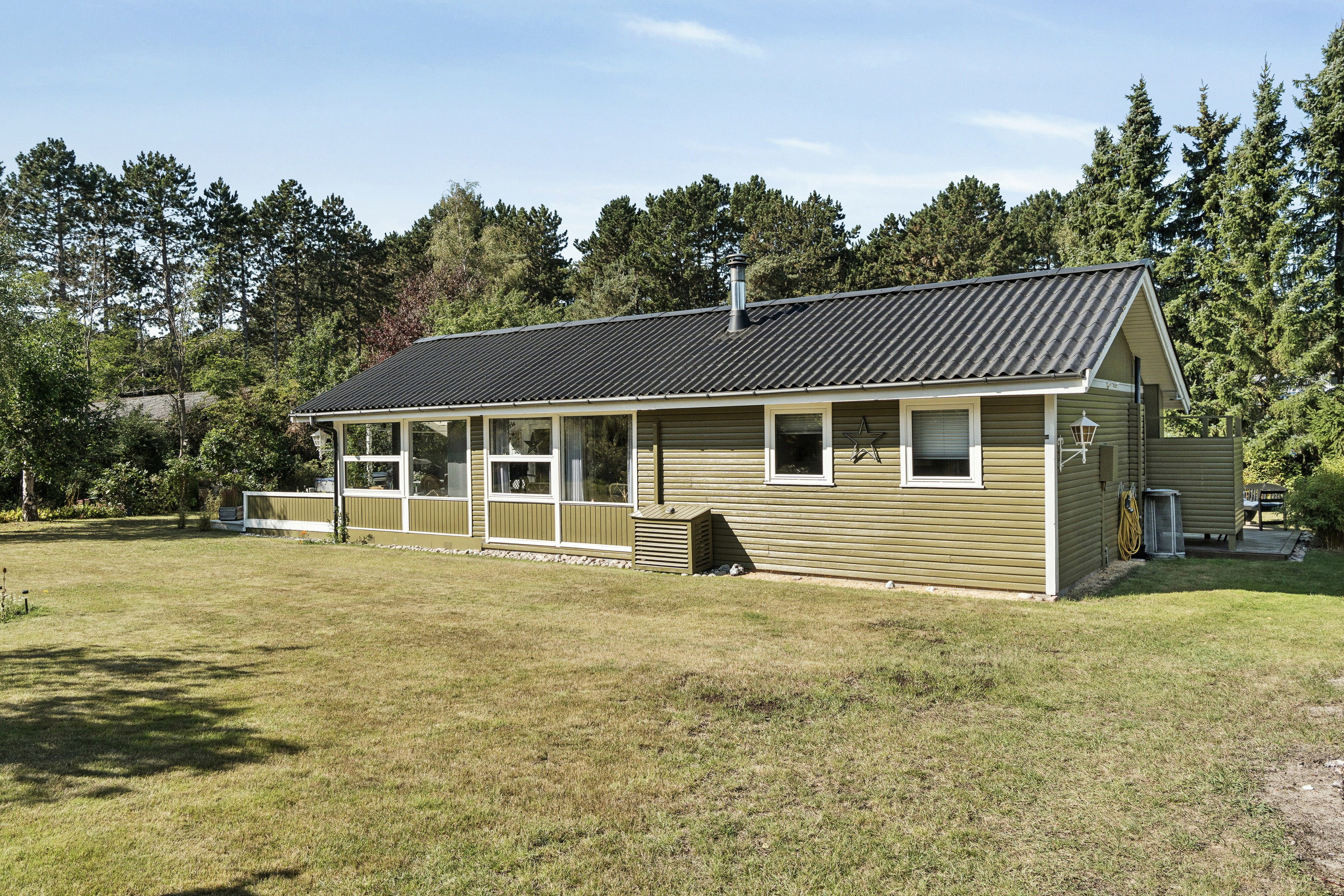 Fremhævet set fra haven billede i fuldskærmstilstand. Billede af Blomstervangen 10, 4500 Nykøbing Sj