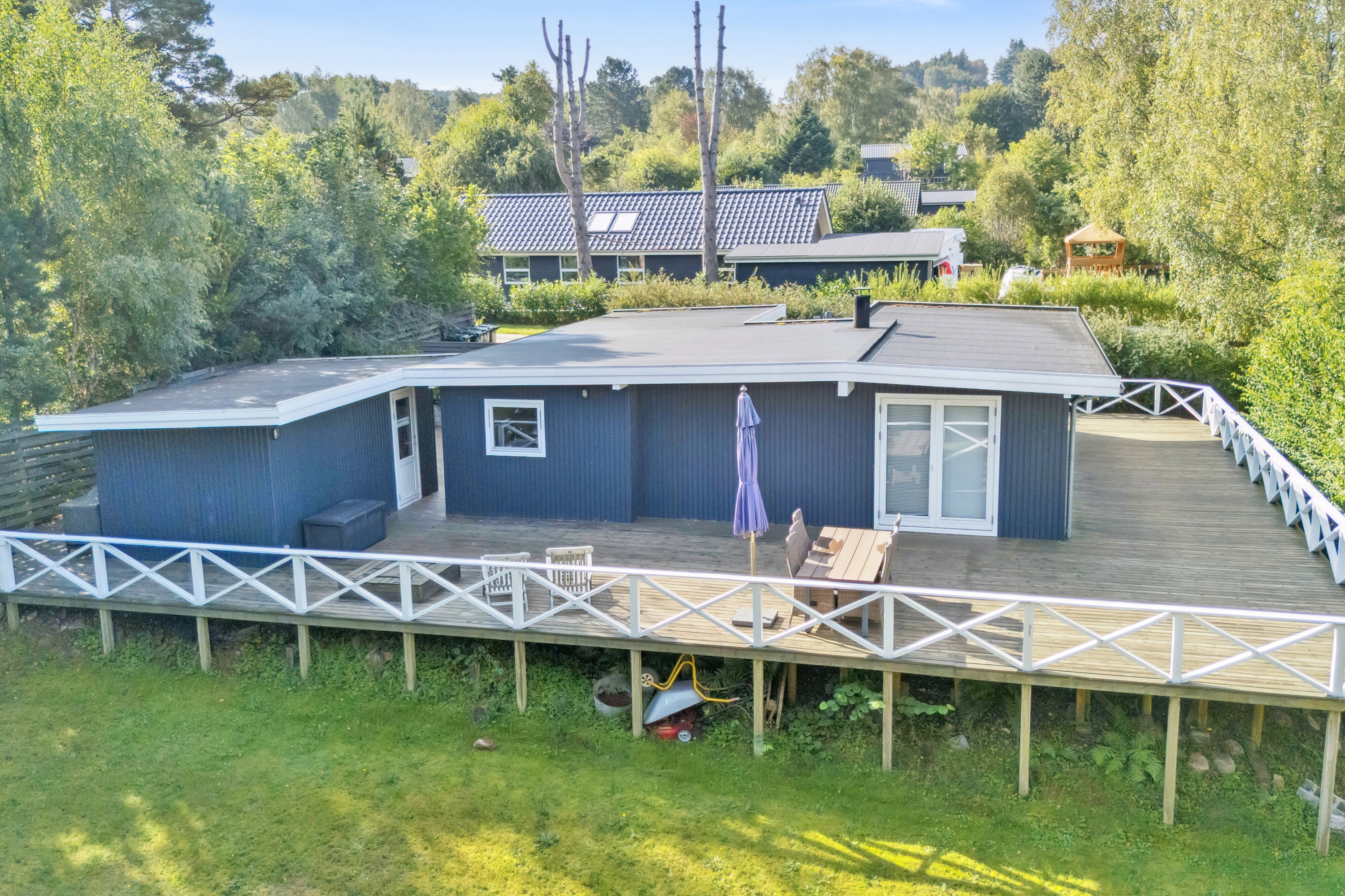 Fremhævet set fra haven billede i fuldskærmstilstand. Billede af Vibeengen 1, 4550 Asnæs