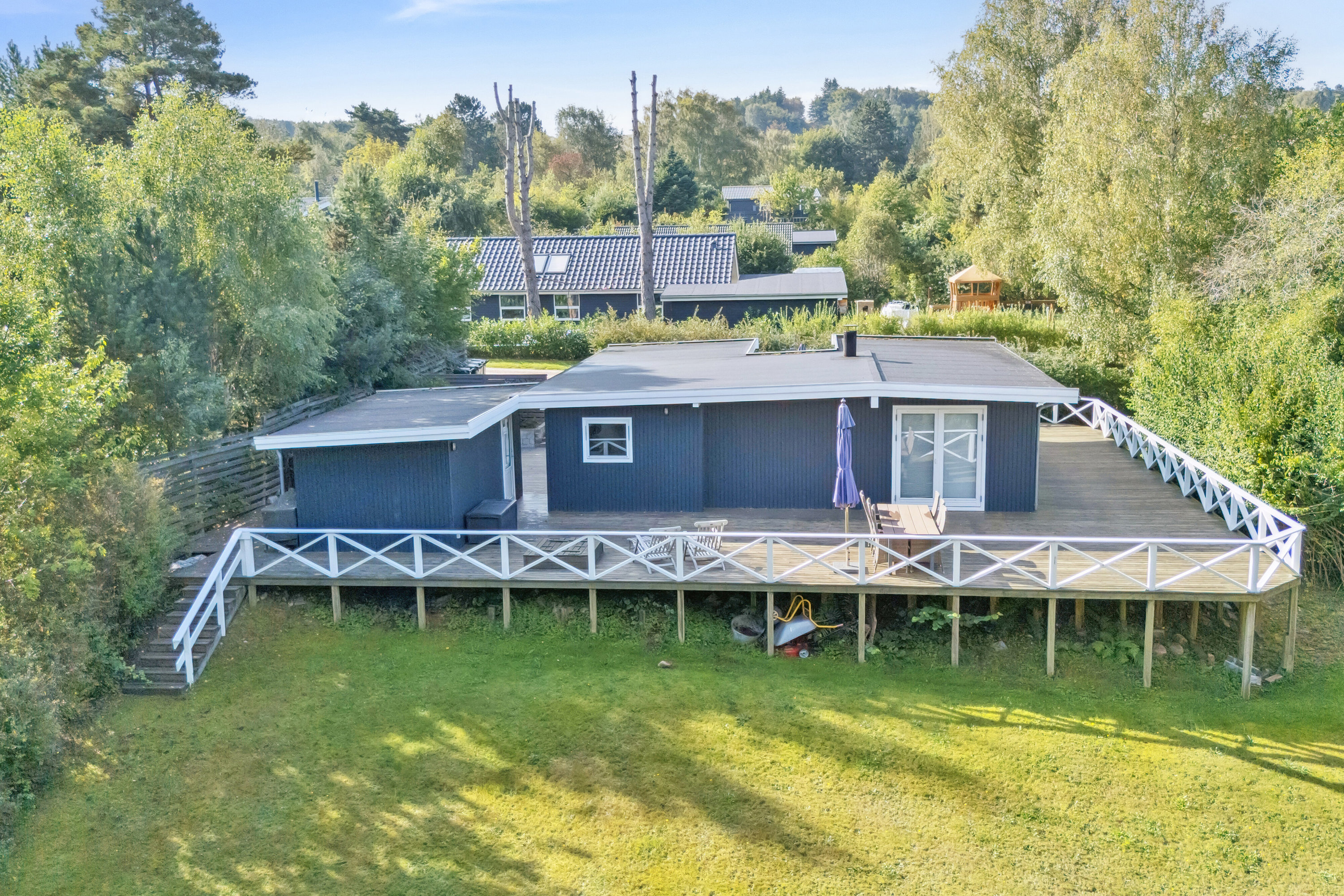 Fremhævet set fra haven billede i fuldskærmstilstand. Billede af Vibeengen 1, 4550 Asnæs