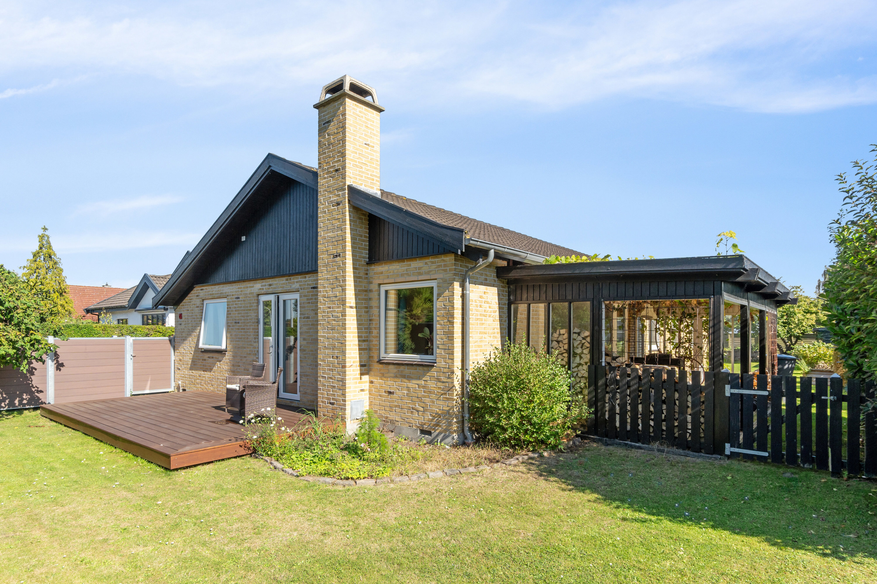 Fremhævet set fra haven billede i fuldskærmstilstand. Billede af Strandvangen 15, 2650 Hvidovre